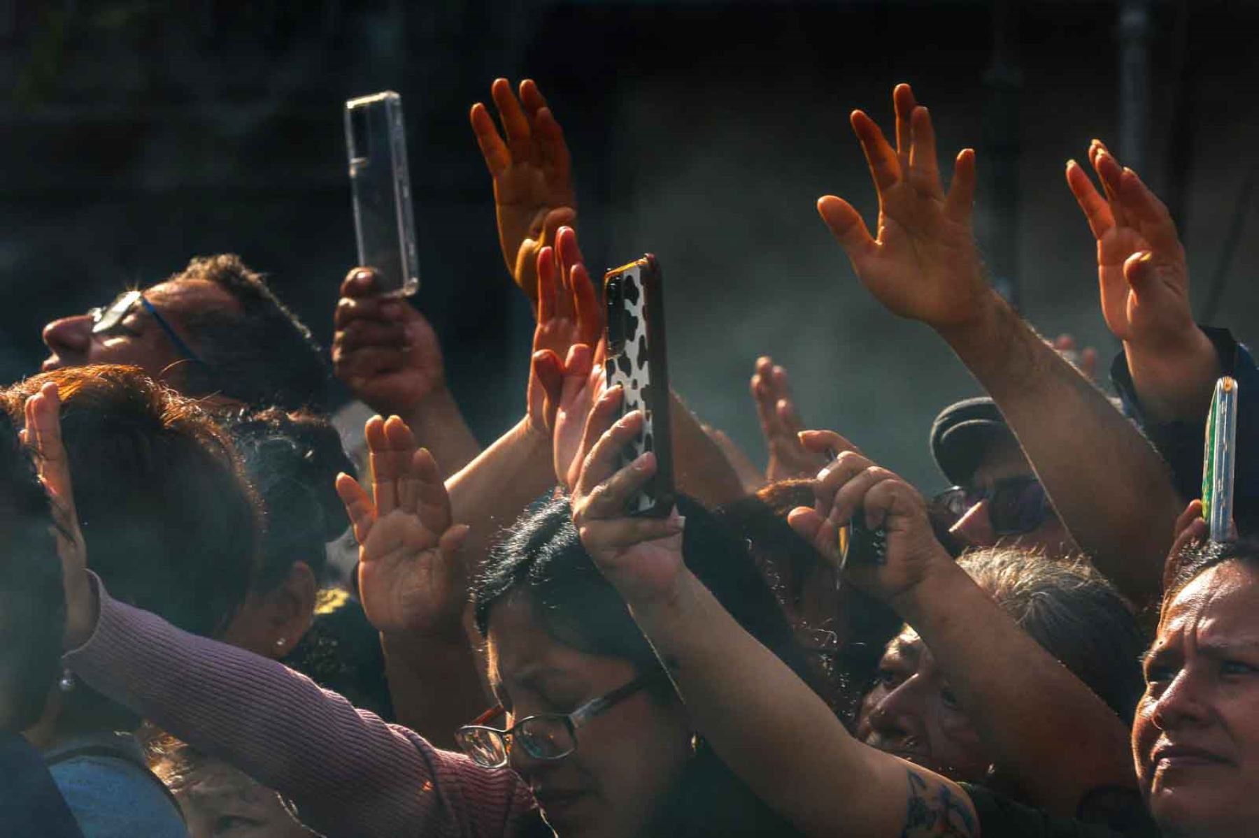 ⁠Miles de devotos acompañan la imagen del Señor de los Milagros durante su recorrido por las calles de Lima. ANDINA/Calor Américo Lezama Villantoy