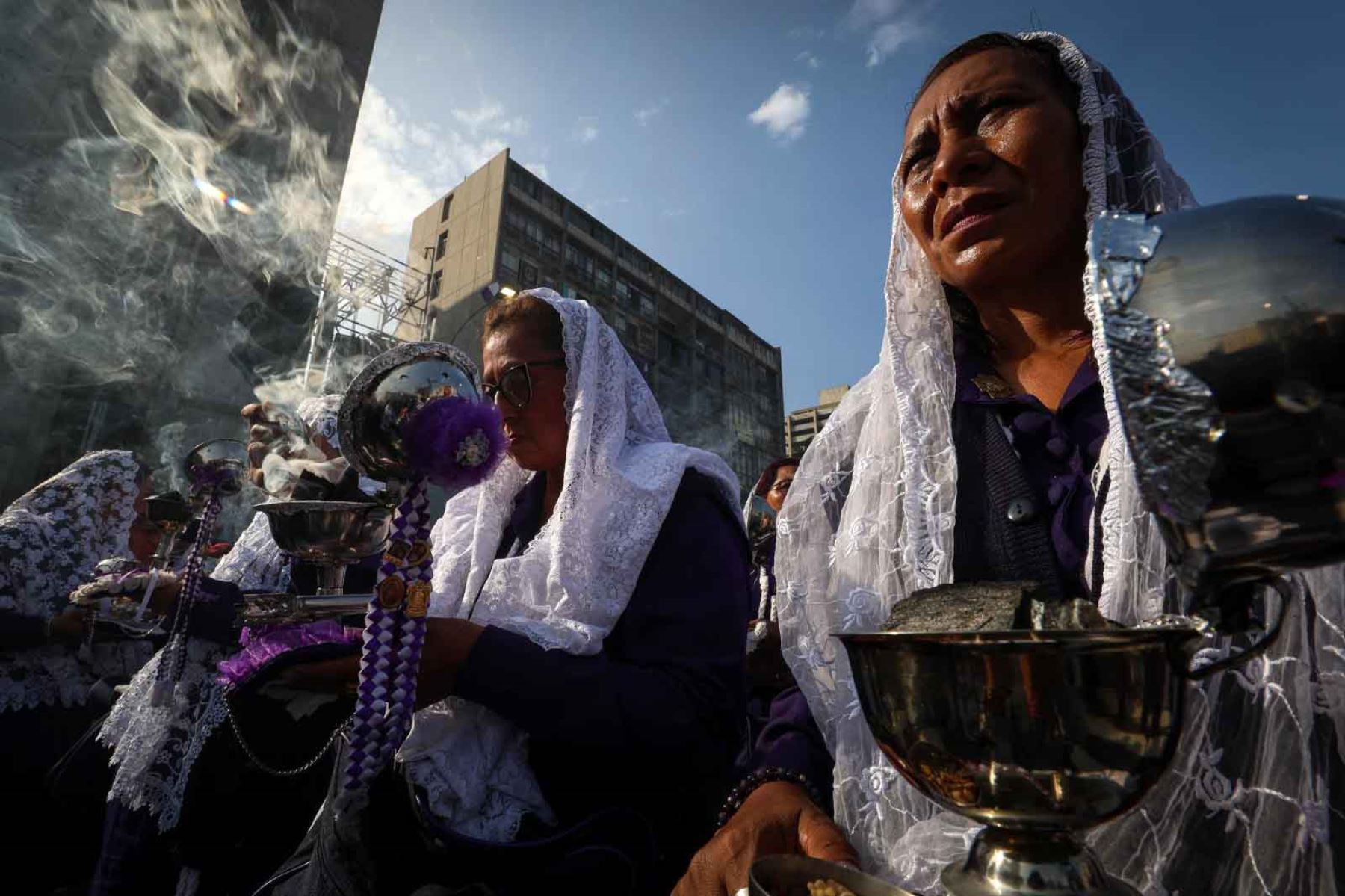 ⁠Miles de devotos acompañan la imagen del Señor de los Milagros durante su recorrido por las calles de Lima. ANDINA/Calor Américo Lezama Villantoy