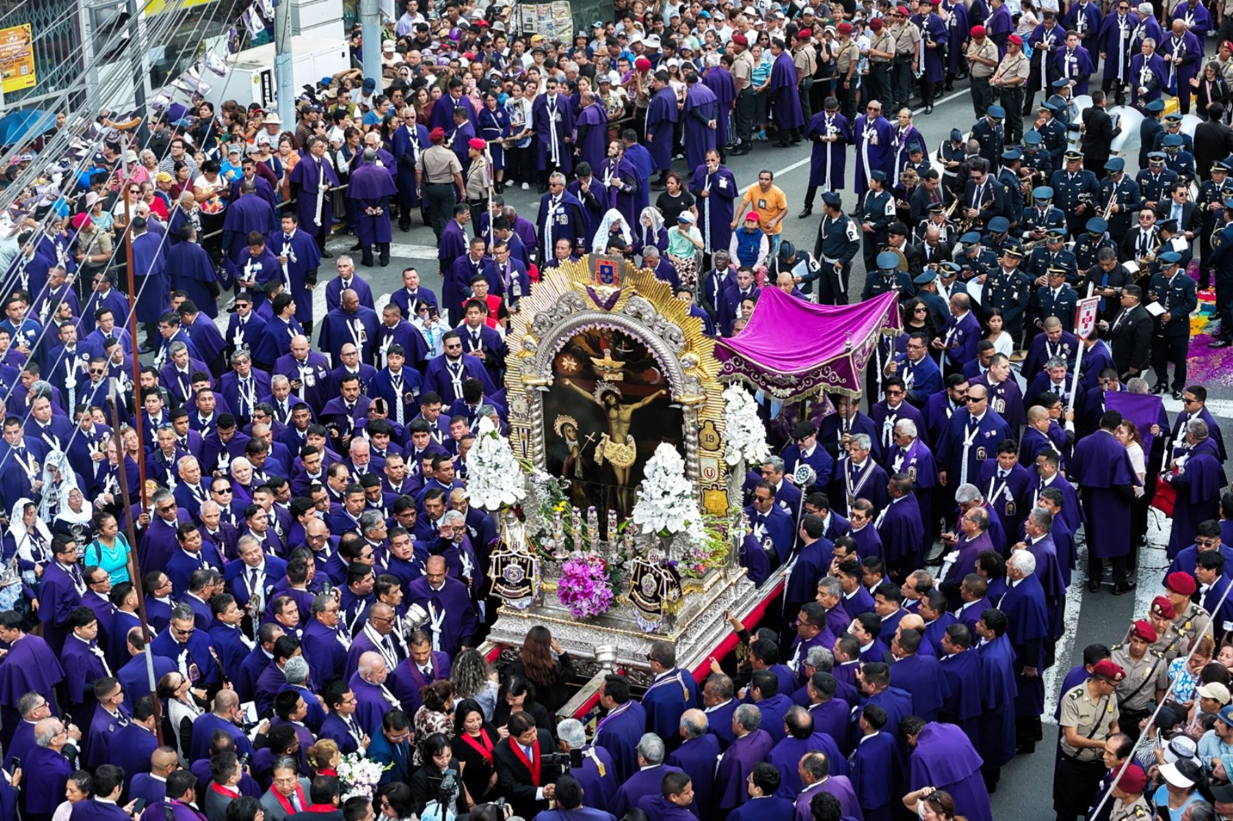 Miles de devotos acompañan la imagen del Señor de los Milagros durante su recorrido por las calles de Lima. ANDINA/ Daniel Bracamonte