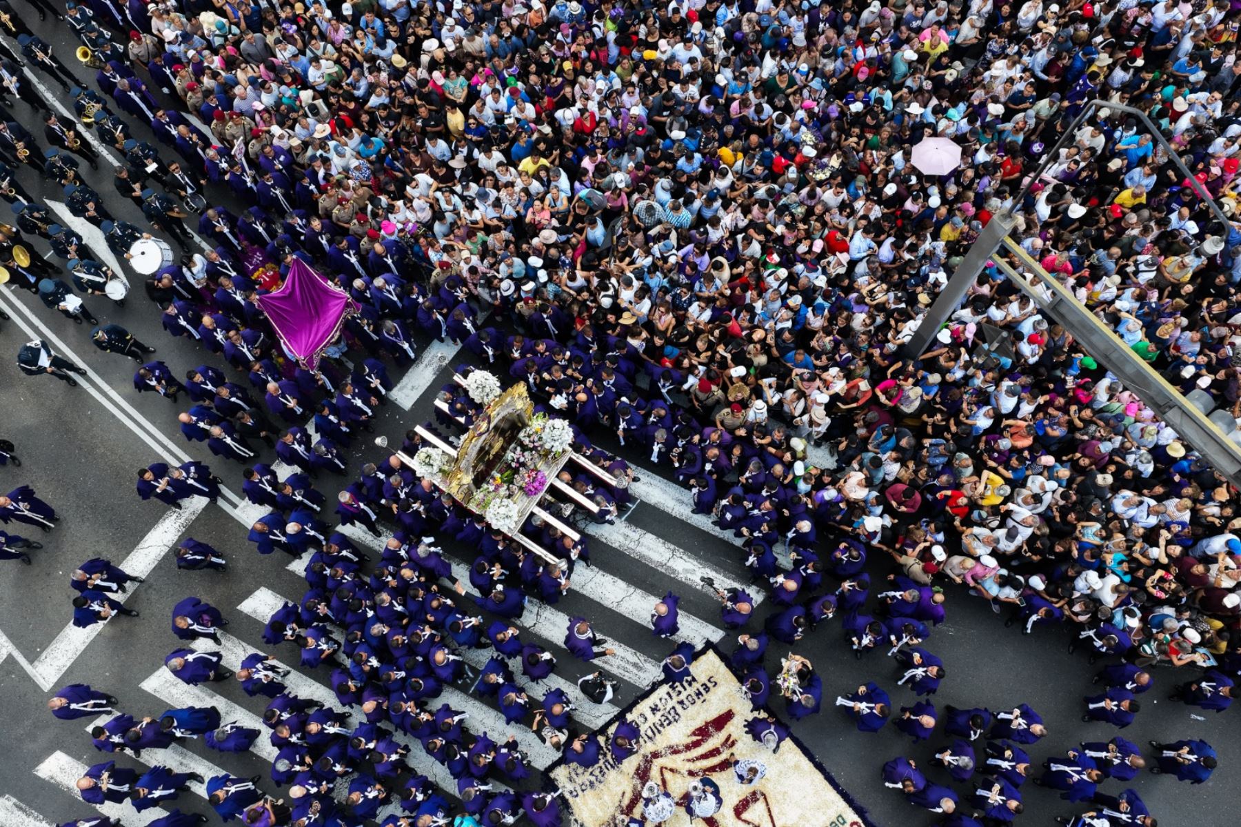 Miles de devotos acompañan la imagen del Señor de los Milagros durante su recorrido por las calles de Lima. ANDINA/ Daniel Bracamonte