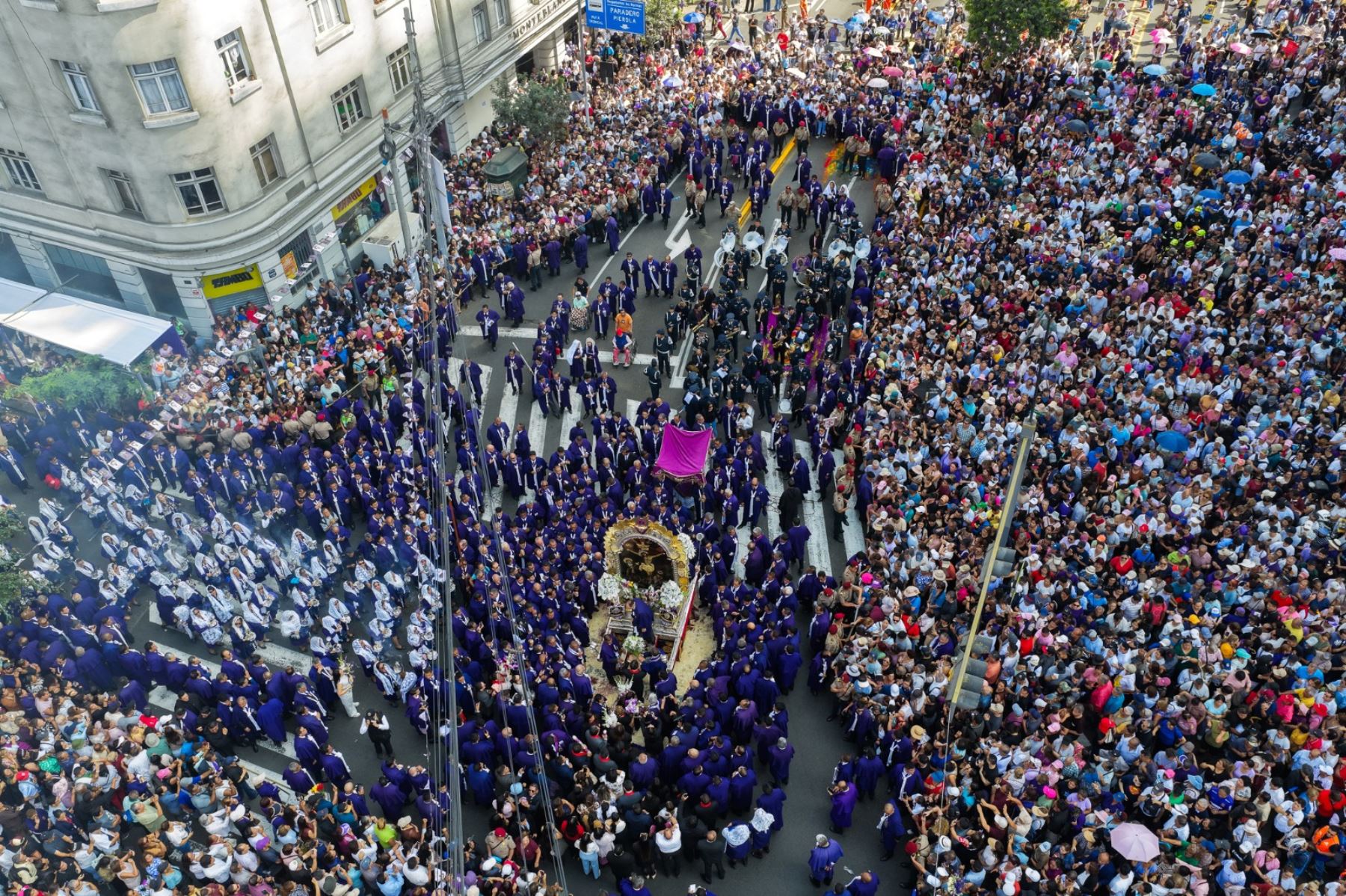 Miles de devotos acompañan la imagen del Señor de los Milagros durante su recorrido por las calles de Lima. ANDINA/ Daniel Bracamonte