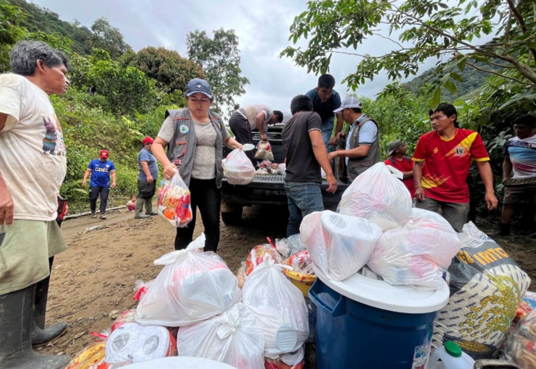 Cusco: Autoridades brindan ayuda humanitaria a familias damnificadas en Kimbiri