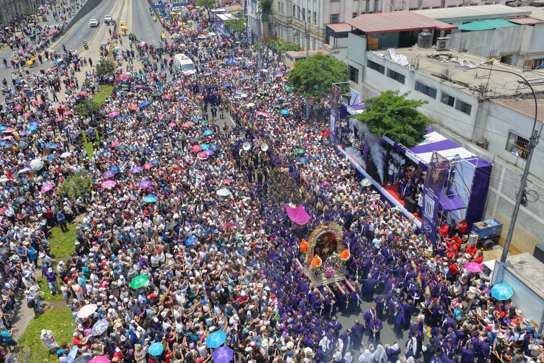 Una multitud acompaña la imagen del Señor de los Milagros durante su desplazamiento por la avenida Alfonso Ugarte. Tras su paso por Editora Perú, el Cristo Moreno visitó los hospitales Madre-Niño San Bartolomé y Arzobispo Loayza, donde fue recibido por personal médico, pacientes y trabajadores. Foto: ANDINA/Daniel Bracamonte.