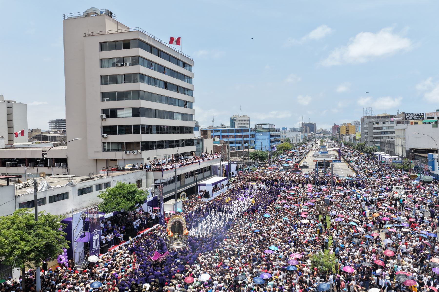Vista aérea de los fieles que participan en el cuarto recorrido procesional del Señor de los Milagros por Lima. Durante la tarde, la imagen continuará por la avenida Venezuela hacia Breña, para luego seguir por el jirón Varela y las avenidas Bolivia y Garcilaso de la Vega, antes de retornar a Las Nazarenas. Foto: ANDINA/Daniel Bracamonte.