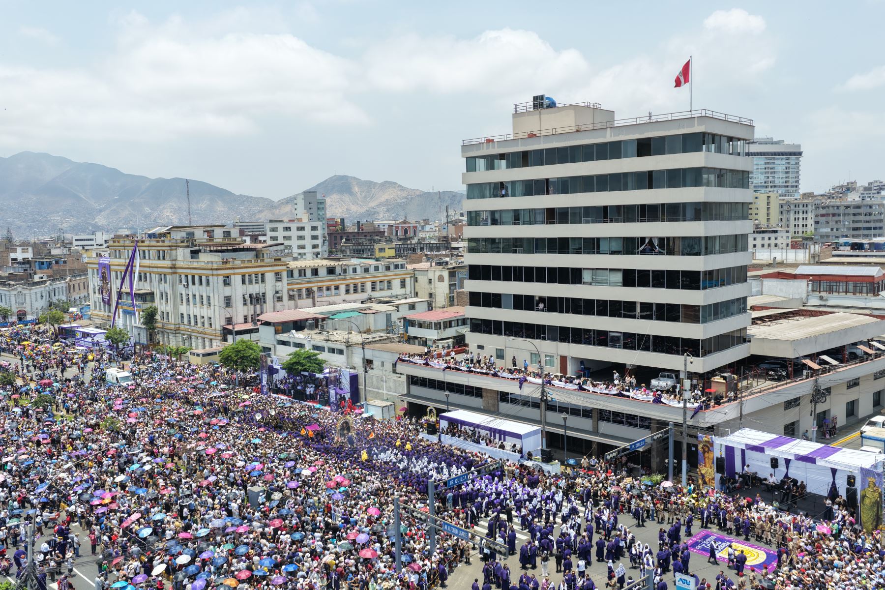 Una multitud de fieles acompaña al Señor de los Milagros durante su paso por la avenida Alfonso Ugarte, a la altura de las instalaciones de Editora Perú. La institución organizó una ceremonia en honor al Cristo de Pachacamilla como parte de su cuarto recorrido procesional. Foto: ANDINA/Daniel Bracamonte.