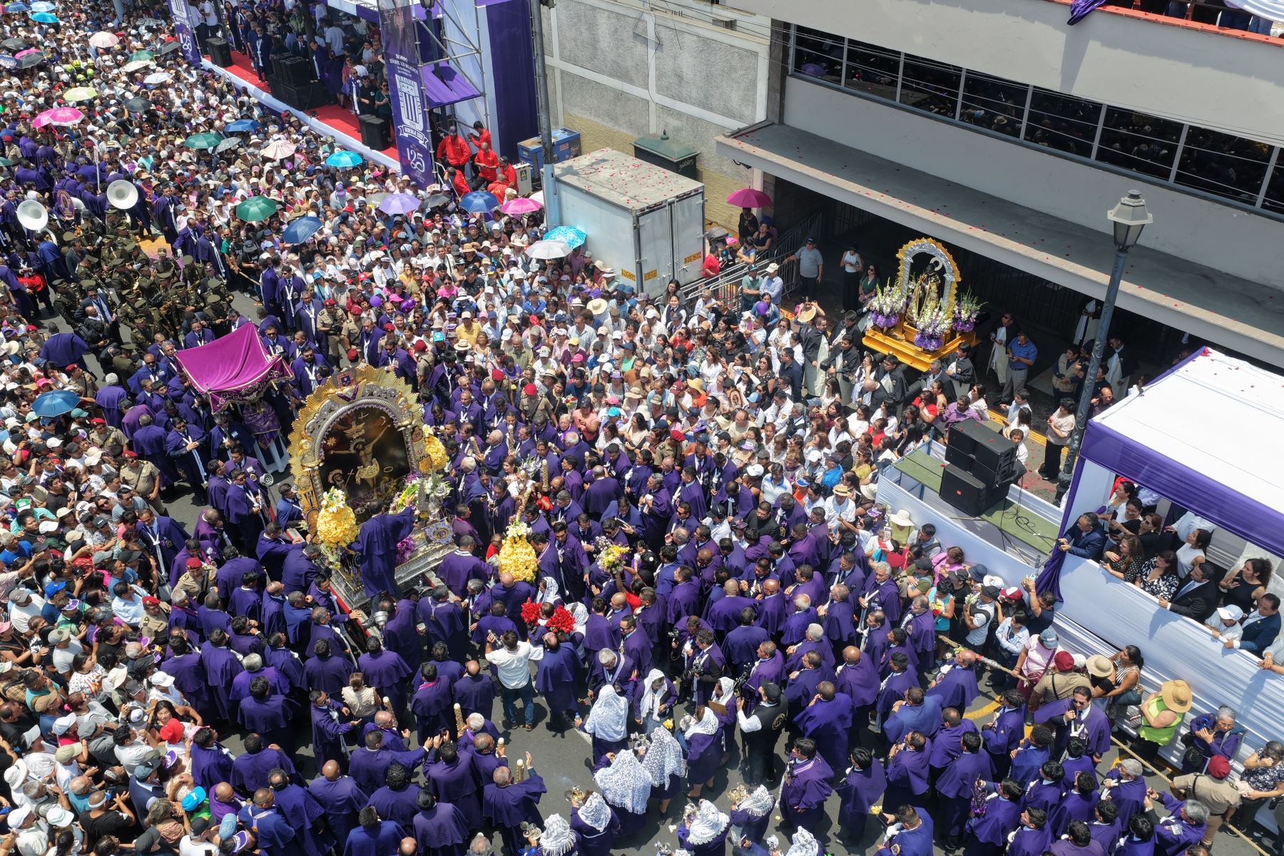 Desde lo alto se observa el paso del Señor de los Milagros entre numerosos devotos congregados en la avenida Alfonso Ugarte. Como parte de la ceremonia institucional, se realizó un encuentro entre las andas del Cristo Moreno y las de San Martín de Porres, patrono de Editora Perú. Foto: ANDINA/Daniel Bracamonte.