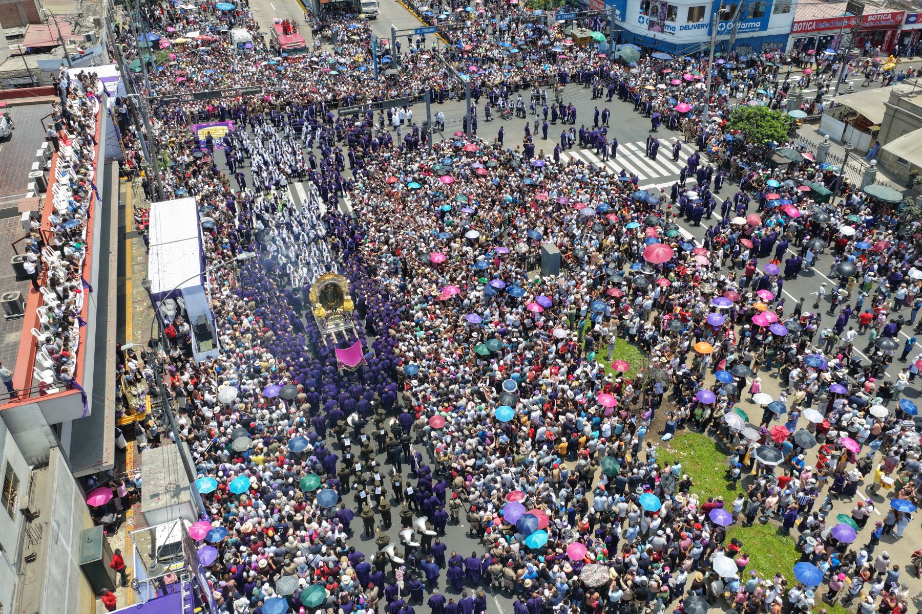 Una vista panorámica muestra la concentración de fieles durante el recorrido del Señor de los Milagros por el centro de Lima. El homenaje de Editora Perú incluyó una presentación artística de la cantante Daniela Prado, quien interpretó diversos temas en honor al Cristo Moreno. Foto: ANDINA/Daniel Bracamonte.