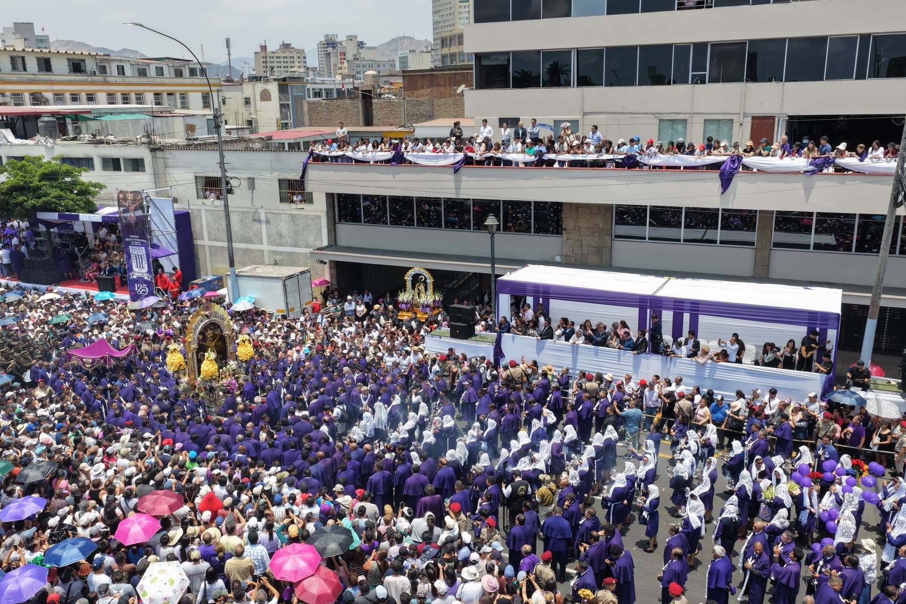 Numerosos devotos se congregan en la avenida Alfonso Ugarte durante el homenaje al Señor de los Milagros. El presidente del directorio de Editora Perú, Hugo Aguirre Castañeda, expresó su agradecimiento por la visita de la imagen y destacó la labor de las cuadrillas que acompañan la procesión. Foto: ANDINA/Daniel Bracamonte.
