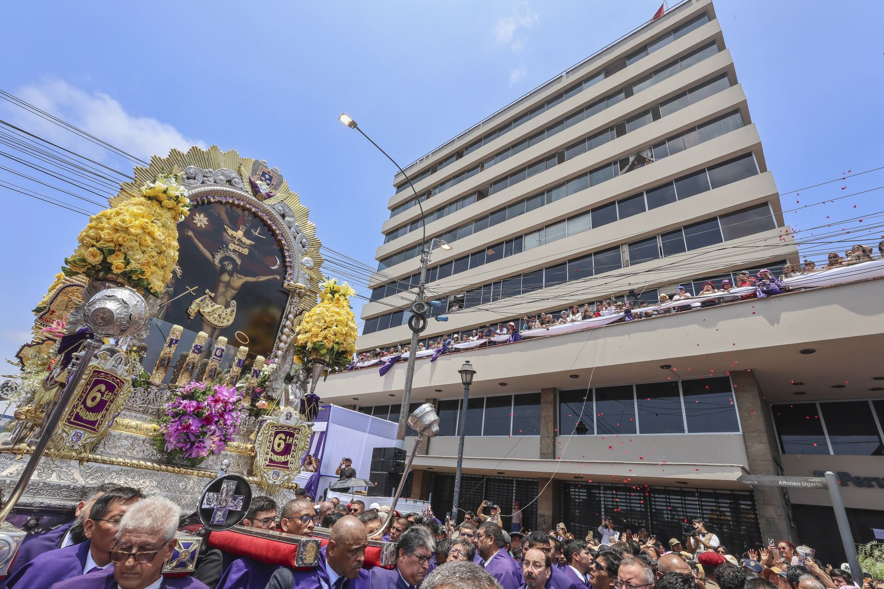Editora Perú, a través del Diario Oficial El Peruano y la Agencia Andina, rindió homenaje al Señor de los Milagros este miércoles 28 de octubre, durante su cuarto recorrido procesional por la avenida Alfonso Ugarte, en Lima. Directivos, trabajadores y familiares invitados participaron en la ceremonia realizada frente a la sede institucional, donde se recibieron las andas del Cristo Moreno. Foto: ANDINA/Andrés Valle.