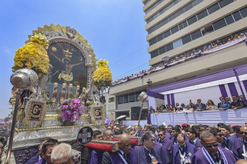 Editora Perú, a través del Diario Oficial El Peruano y la Agencia Andina, rinde homenaje a la sagrada imagen del Señor de los Milagros durante su cuarto recorrido procesional por las calles de Lima. Trabajadores de la institución y numerosos fieles participan en esta tradicional muestra de fe y devoción al Cristo Moreno, a su paso por la avenida Alfonso Ugarte. Foto: ANDINA/Andrés Valle