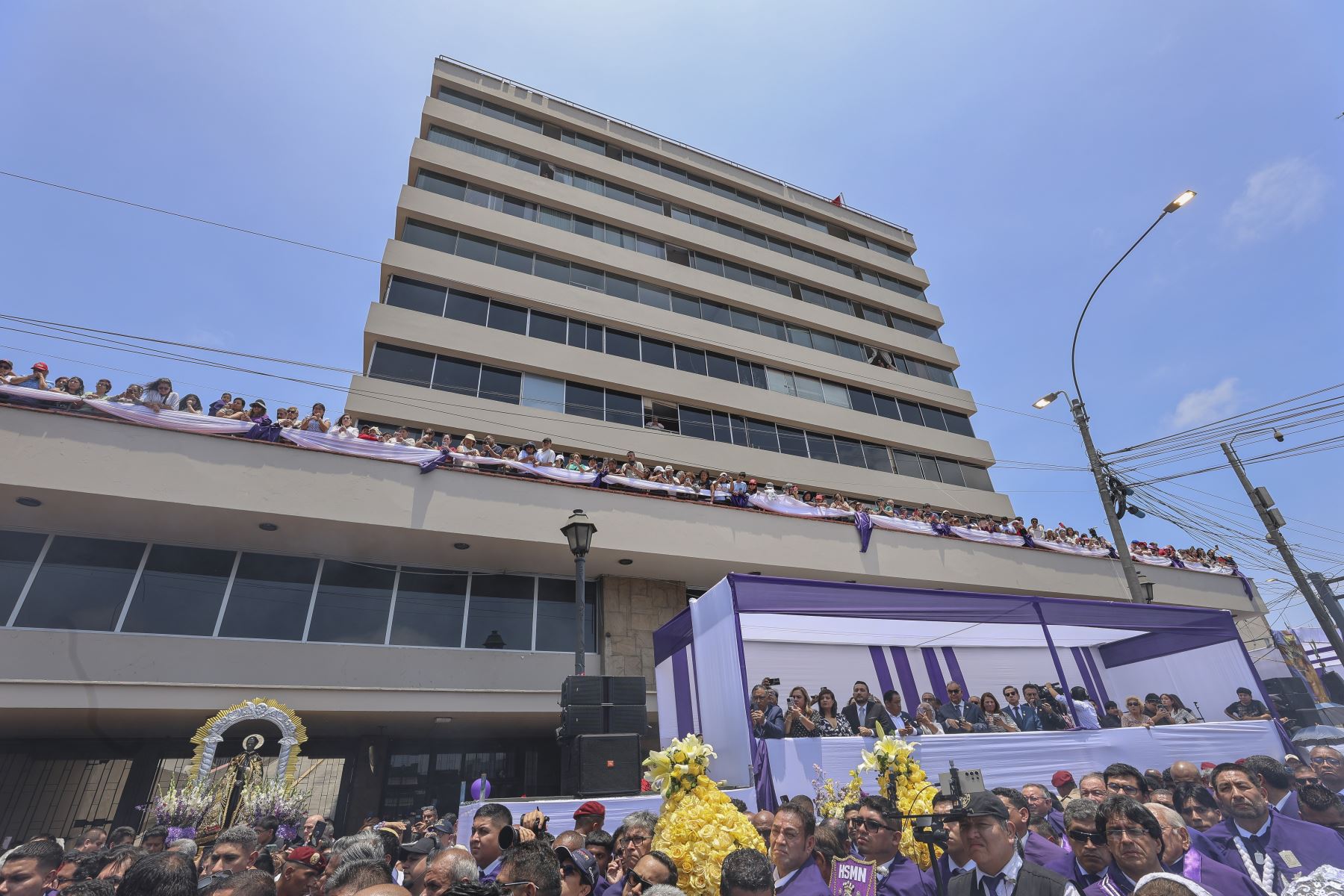 El frontis de Editora Perú, ubicado en la avenida Alfonso Ugarte, fue escenario del homenaje al Señor de los Milagros durante su cuarto recorrido procesional. La empresa, que agrupa a la Agencia Andina y al Diario Oficial El Peruano, recibió la visita de la venerada imagen este 28 de octubre. Foto: ANDINA/Andrés Valle.