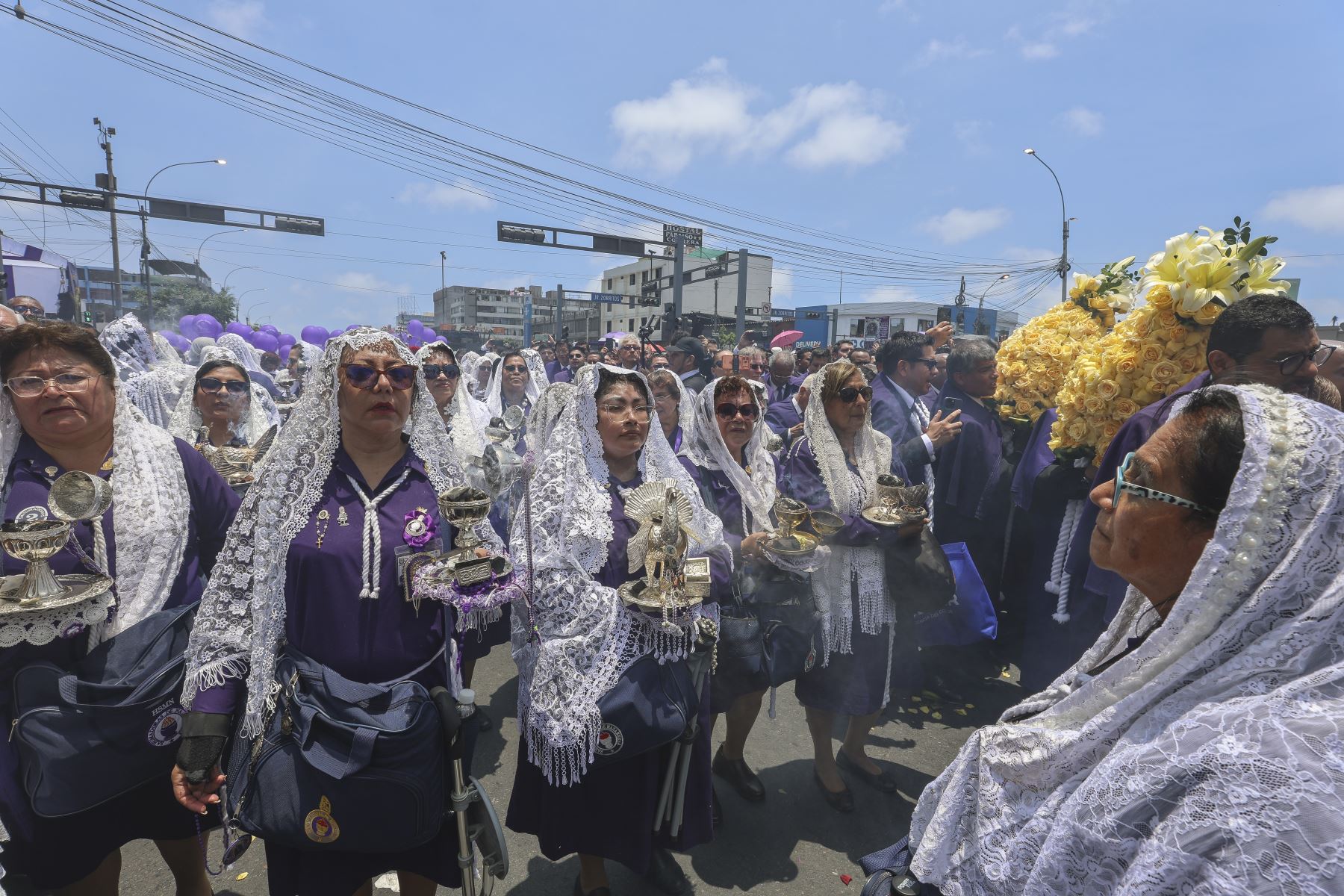 Sahumadoras participan en las actividades religiosas durante el homenaje al Señor de los Milagros. Al término de la ceremonia, las andas de San Martín de Porres, patrono de Editora Perú, retornaron a las instalaciones de la institución acompañadas por sus sahumadoras. Foto: ANDINA/Andrés Valle.
