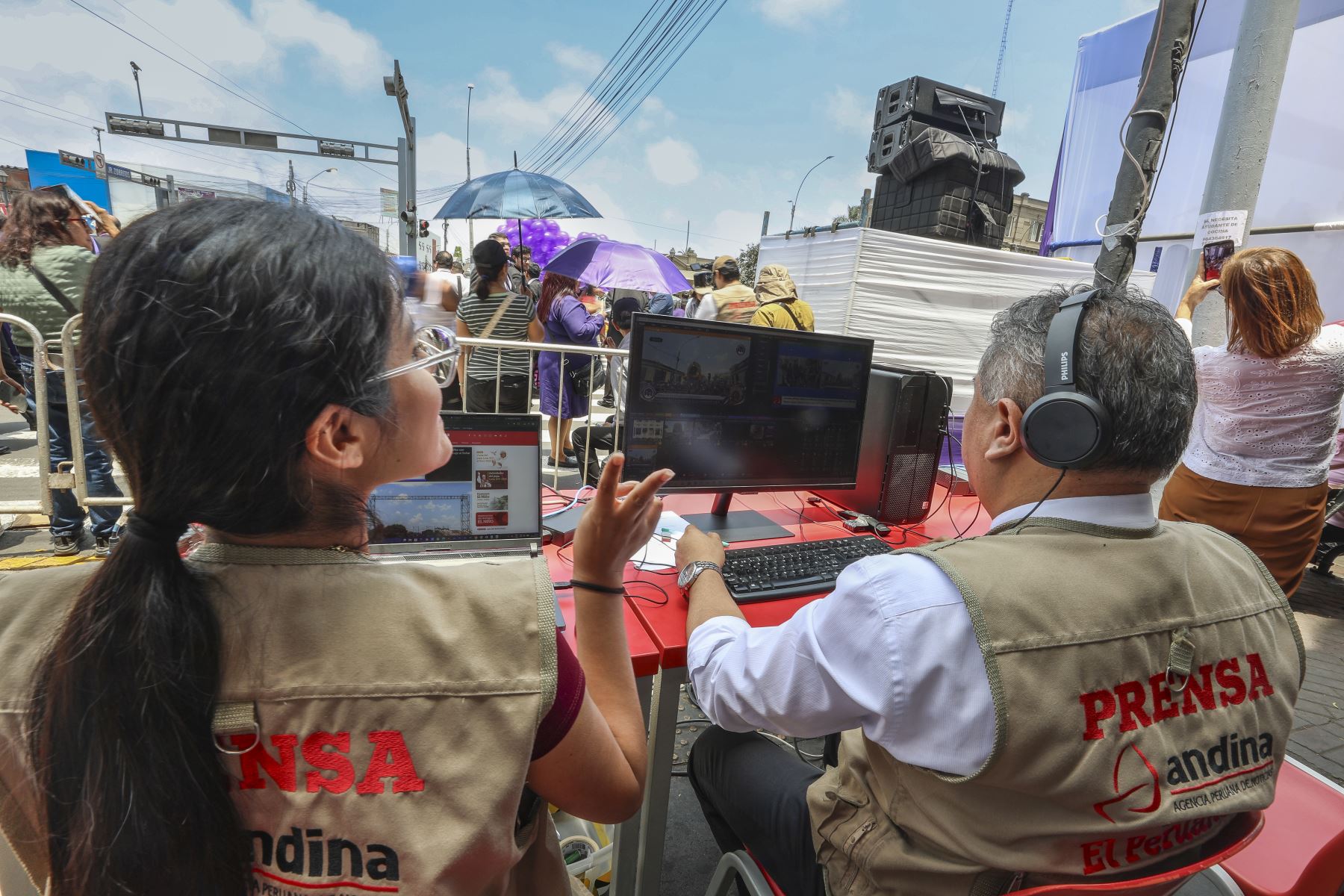 Personal de prensa registra el paso del Señor de los Milagros frente a la sede de Editora Perú. La ceremonia reunió a directivos, funcionarios y trabajadores de la institución, quienes participaron en el homenaje organizado durante el recorrido del Cristo Moreno por el centro de Lima. Foto: ANDINA/Andrés Valle.