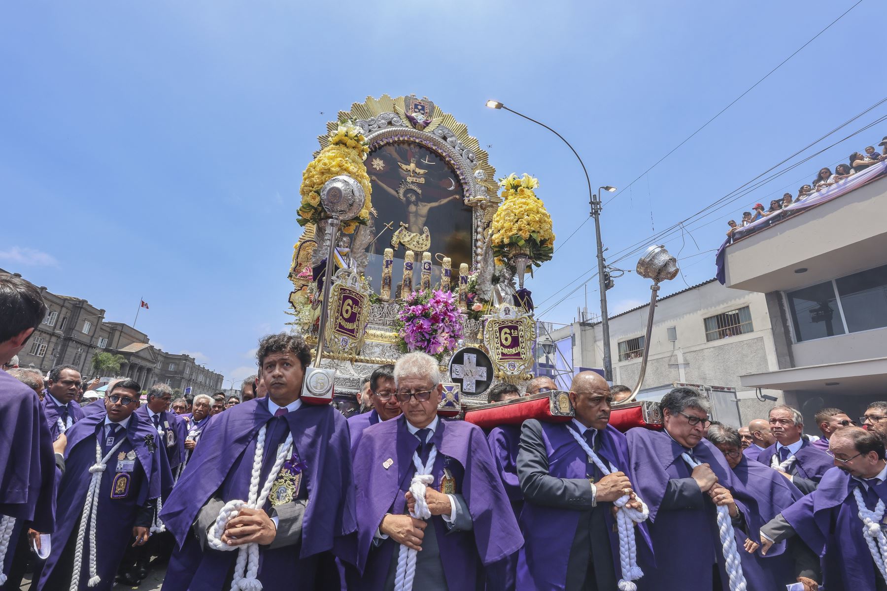 Integrantes de la Hermandad del Señor de los Milagros cargan las andas del Cristo Moreno durante su paso frente a Editora Perú. La institución recibió la imagen con una ceremonia de homenaje en la que participaron trabajadores y familiares invitados. Foto: ANDINA/Andrés Valle.
