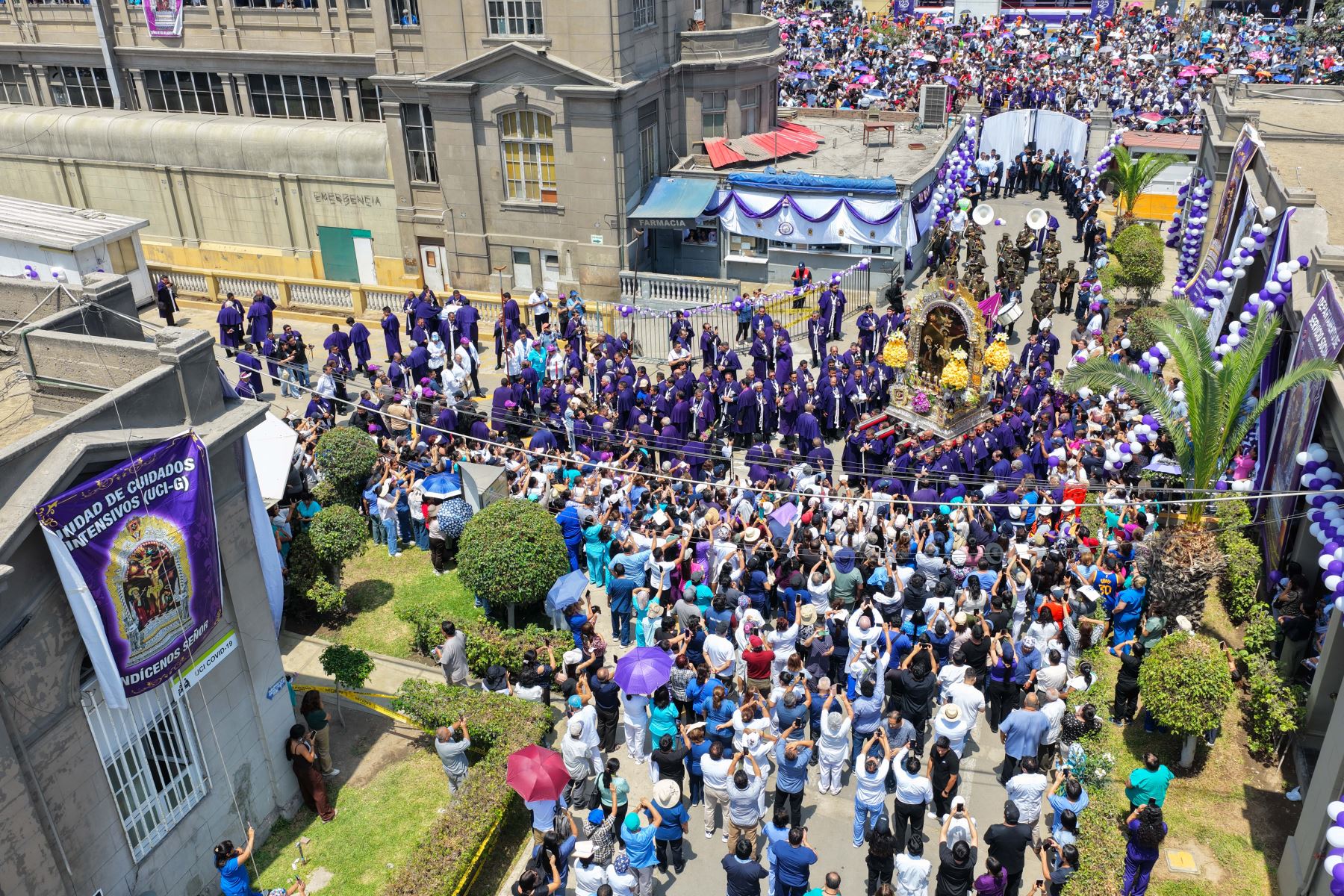 Pasado el mediodía del miércoles 28 de octubre de 2026, la imagen del Señor de los Milagros ingresó al Hospital Nacional Arzobispo Loayza en la Av. Alfonso Ugarte, donde donde recibió su respectivo homenaje a cargo del personal de salud. Foto: ANDINA/Daniel Bracamonte
