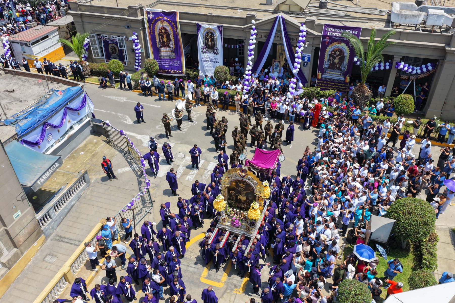 Pasado el mediodía del miércoles 28 de octubre de 2026, la imagen del Señor de los Milagros ingresó al Hospital Nacional Arzobispo Loayza en la Av. Alfonso Ugarte, donde donde recibió su respectivo homenaje a cargo del personal de salud. Foto: ANDINA/Daniel Bracamonte