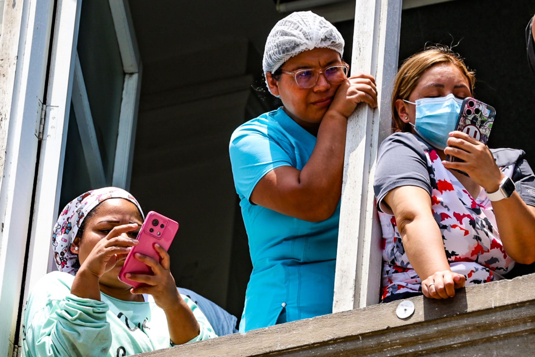 Pacientes, familiares y trabajadores del Hospital Nacional Arzobispo Loayza esperan el paso de la imagen del Señor de los Milagros por la avenida Alfonso Ugarte. Foto: ANDINA/ Carlos Américo Lezama Villantoy