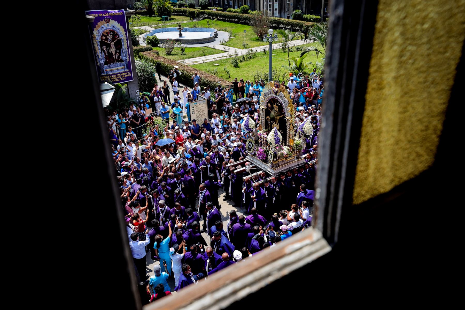 ieles se congregan en el Hospital Loayza para recibir la bendición del Cristo Moreno. Foto: ANDINA/ Carlos Américo Lezama Villantoy
