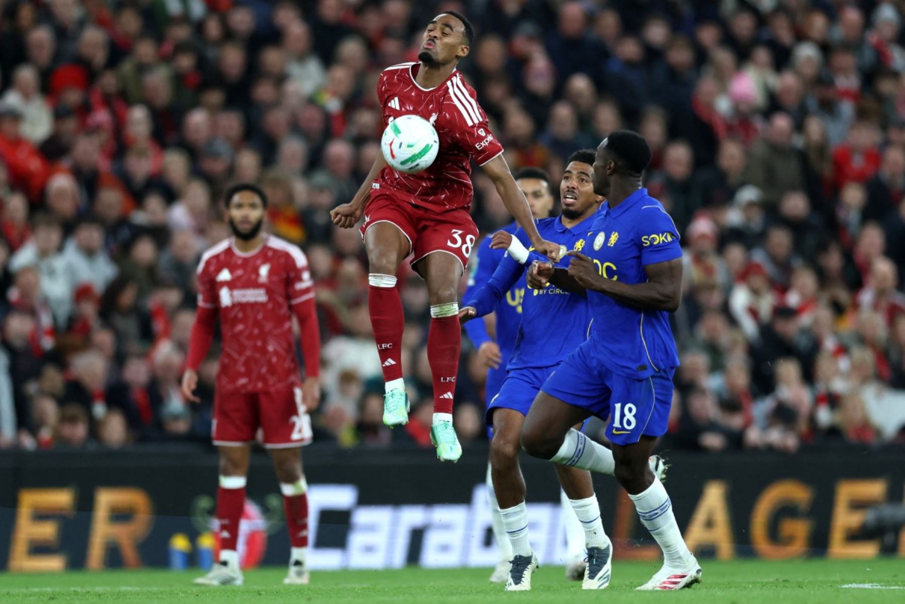 El centrocampista neerlandés del Liverpool, Ryan Gravenberch (n.º 38), controla el balón bajo la presión del delantero inglés del Chelsea, Danny Welbeck (n.º 18), durante el partido de la cuarta ronda de la Copa de la Liga inglesa entre el Liverpool y el Chelsea, disputado en Anfield, en Liverpool (noroeste de Inglaterra).
 Foto: EFE