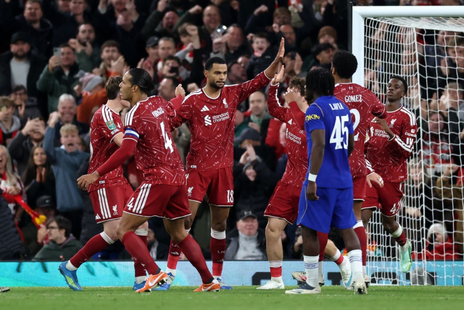 El delantero neerlandés del Liverpool, Cody Gakpo (n.º 18, al centro), celebra tras marcar el primer gol de su equipo durante el partido de la cuarta ronda de la Copa de la Liga inglesa entre el Liverpool y el Chelsea, disputado en Anfield, en Liverpool (noroeste de Inglaterra).
 Foto: EFE