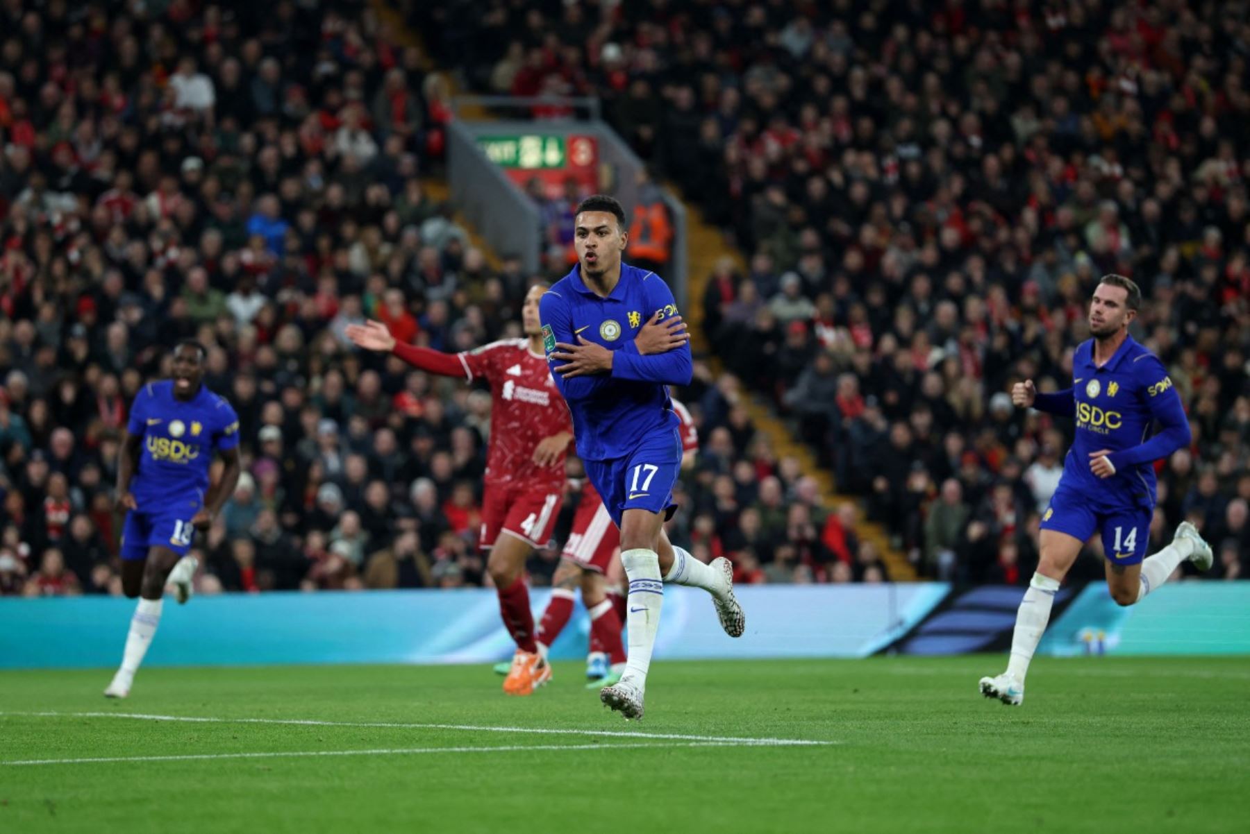 El centrocampista inglés del Chelsea, Morgan Rogers (n.º 17), celebra tras marcar el primer gol de su equipo durante el partido de la cuarta ronda de la Copa de la Liga inglesa entre el Liverpool y el Chelsea, disputado en Anfield, en Liverpool (noroeste de Inglaterra).
 Foto: EFE