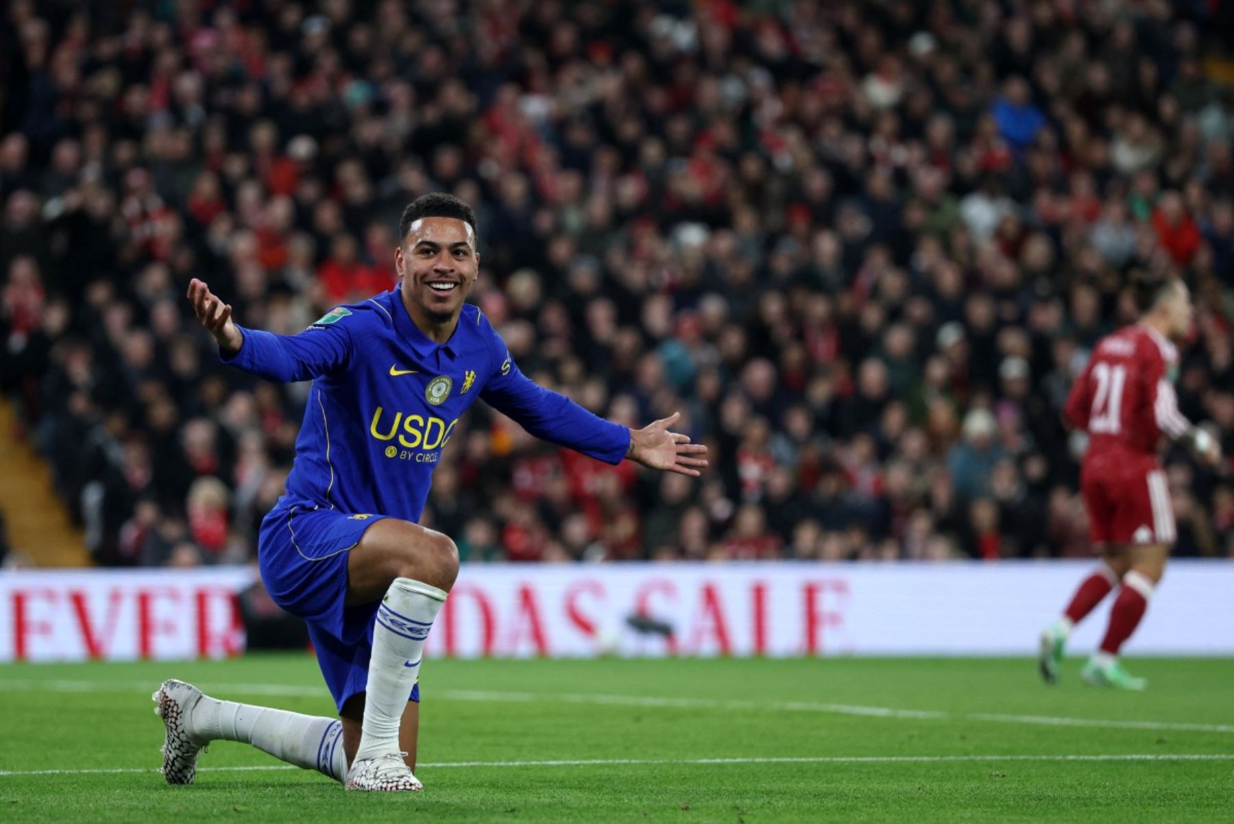 El centrocampista inglés del Chelsea, Morgan Rogers (n.º 17), reclama un penalti durante el partido de la cuarta ronda de la Copa de la Liga inglesa entre el Liverpool y el Chelsea, disputado en Anfield, en Liverpool (noroeste de Inglaterra).
Foto: EFE
