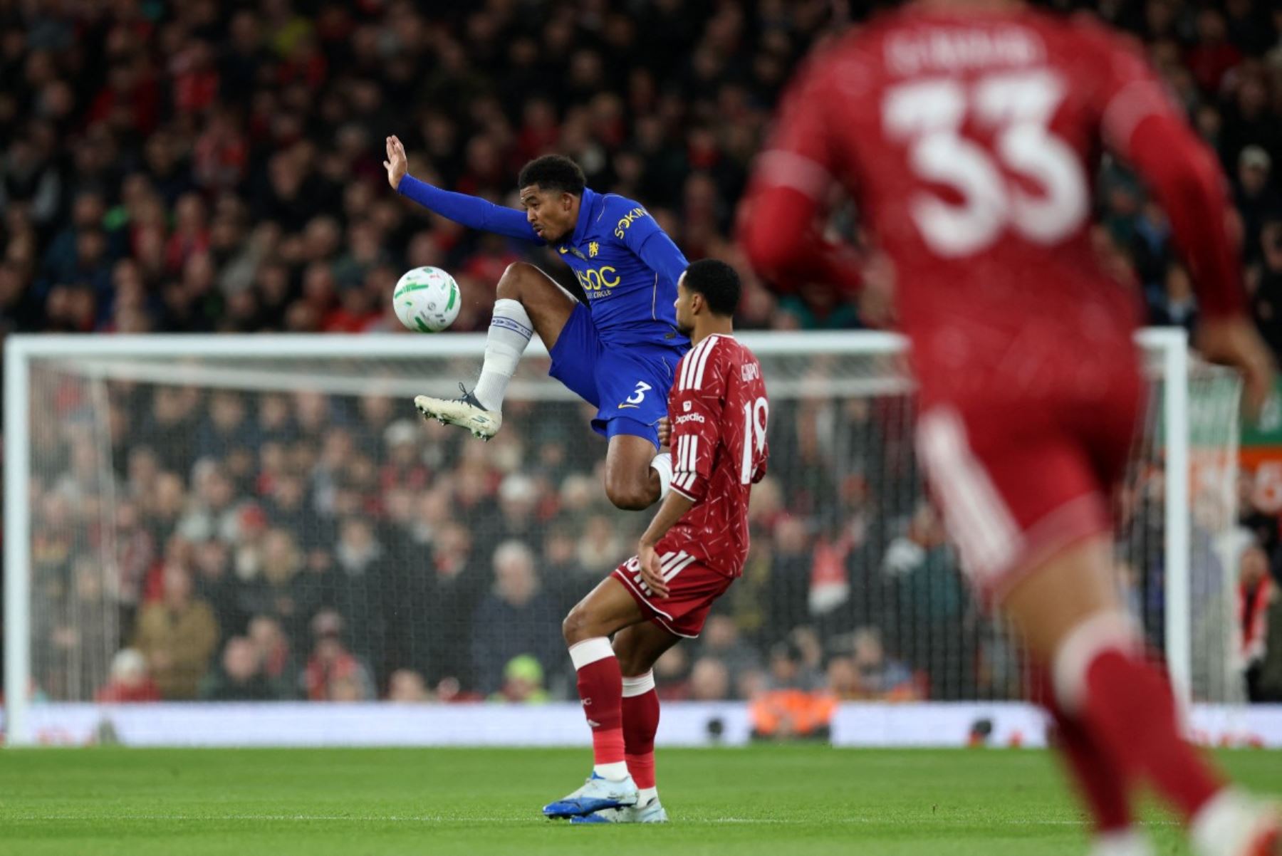 El defensa francés del Chelsea, Wesley Fofana (n.º 3), controla el balón bajo la presión del delantero neerlandés del Liverpool, Cody Gakpo (n.º 18), durante el partido de la cuarta ronda de la Copa de la Liga inglesa entre el Liverpool y el Chelsea, disputado en Anfield, en Liverpool (noroeste de Inglaterra).
Foto: EFE