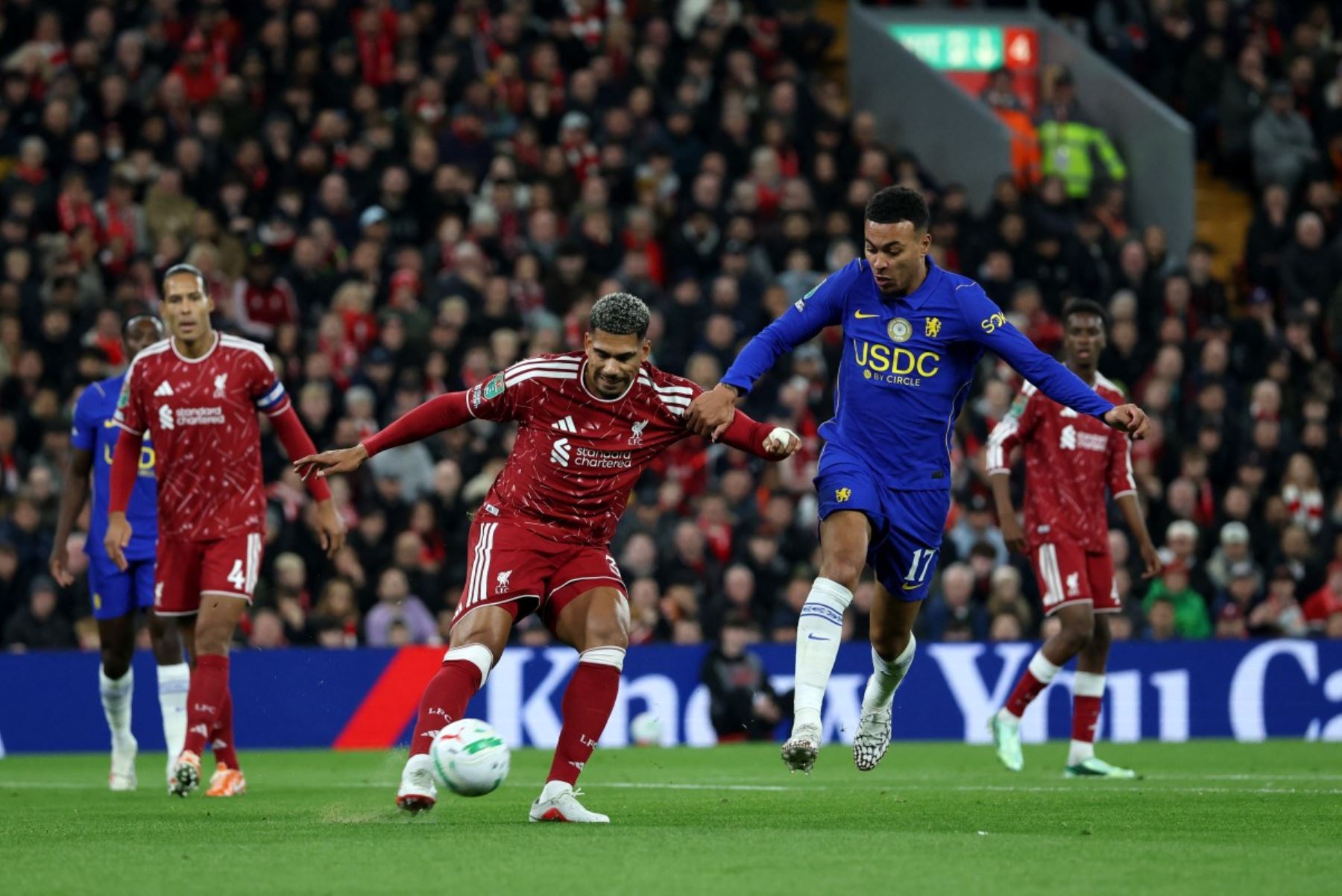 El defensa uruguayo del Liverpool, Ronald Araujo (n.º 33), despeja el balón ante el centrocampista inglés del Chelsea, Morgan Rogers (n.º 17), durante el partido de la cuarta ronda de la Copa de la Liga inglesa entre el Liverpool y el Chelsea, disputado en Anfield, en Liverpool (noroeste de Inglaterra).
 Foto: EFE