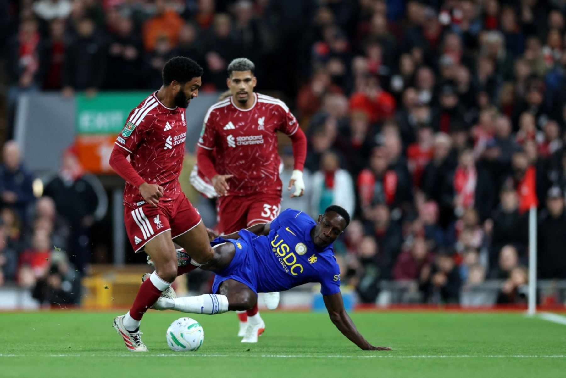El delantero inglés del Chelsea, Danny Welbeck (n.º 18), disputa el balón al defensa inglés del Liverpool, Joe Gomez (n.º 2), durante el partido de la cuarta ronda de la Copa de la Liga inglesa entre el Liverpool y el Chelsea, disputado en Anfield, en Liverpool (noroeste de Inglaterra).
 Foto: EFE