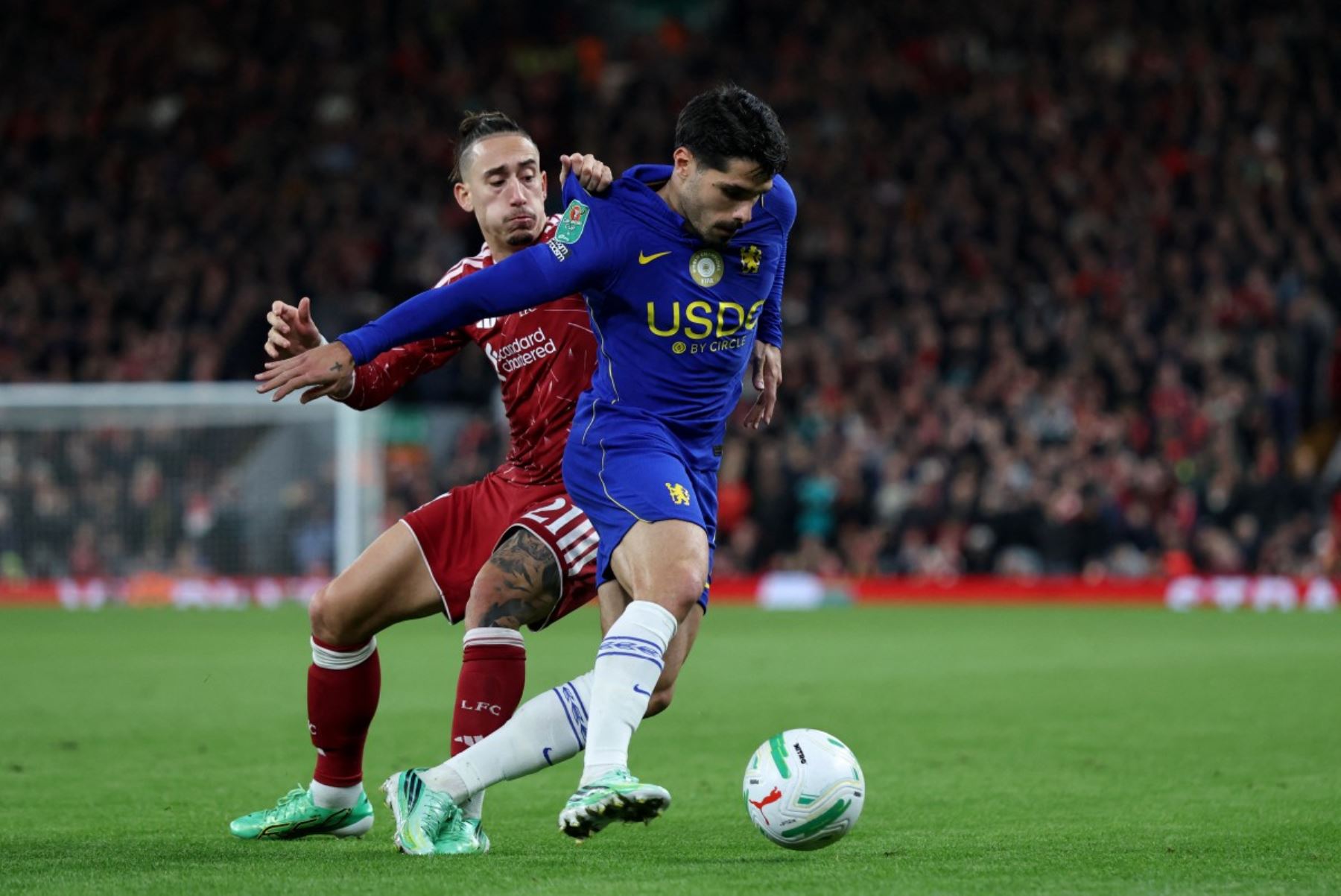 El defensa griego del Liverpool, Kostas Tsimikas (n.º 21), tira de la camiseta del centrocampista portugués del Chelsea, Pedro Neto (n.º 07), durante el partido de la cuarta ronda de la Copa de la Liga inglesa entre el Liverpool y el Chelsea, disputado en Anfield, en Liverpool (noroeste de Inglaterra).
Foto: EFE
