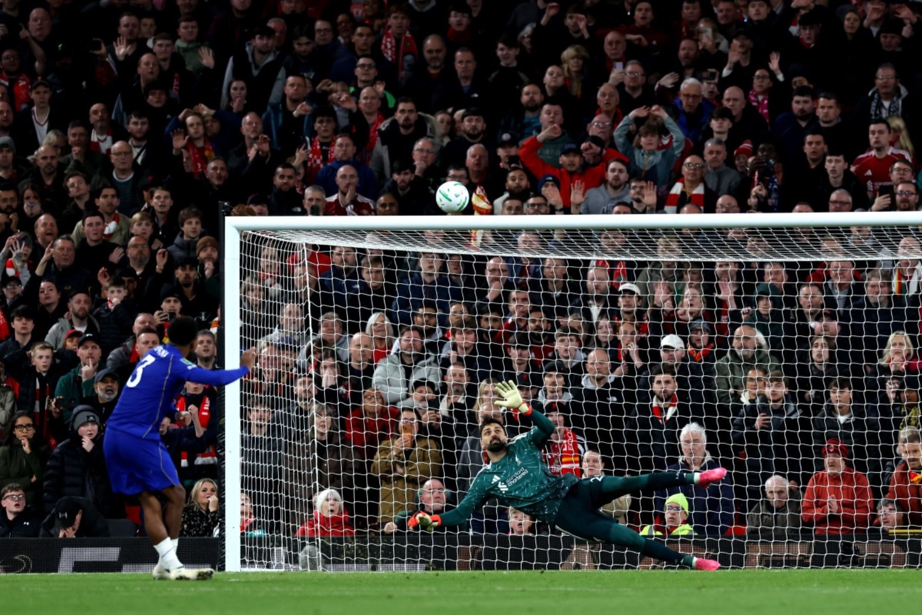 El defensa francés del Chelsea, Wesley Fofana (n.º 3), no logra marcar desde el punto de penalti durante el partido de la cuarta ronda de la Copa de la Liga inglesa entre el Liverpool y el Chelsea, disputado en Anfield, en Liverpool (noroeste de Inglaterra).
 Foto: EFE