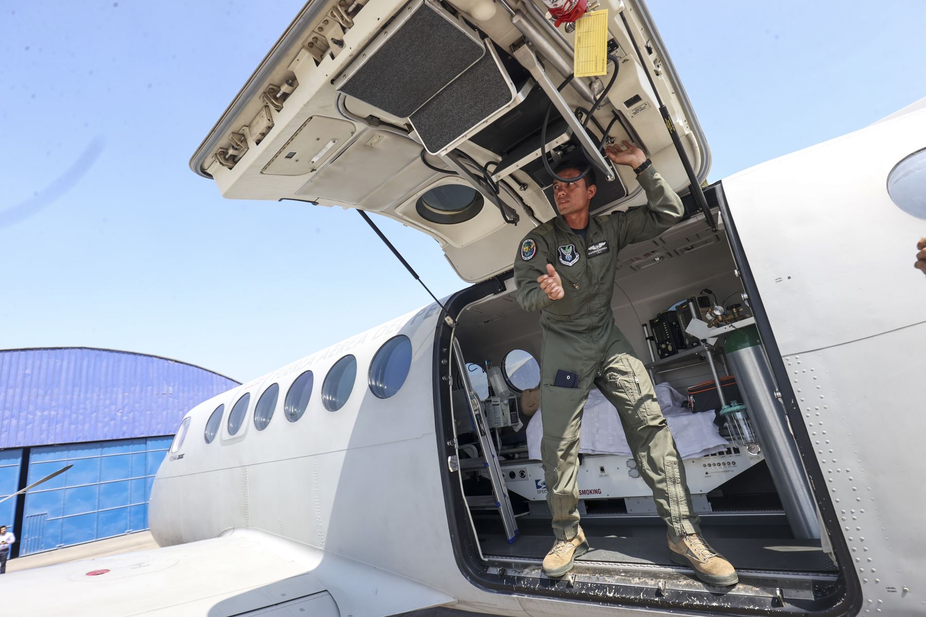 Mayor Vehal Málaga, piloto del avión ambulancia Beachkraft Kingair 360 que seguirá el recorrido del Papa por las distintas regiones y permanecerá en alerta en regiones como Chiclayo o Lima para una evacuación rápida en caso de emergencia.

Foto:ANDINA / Juan Carlos Guzmán Negrini