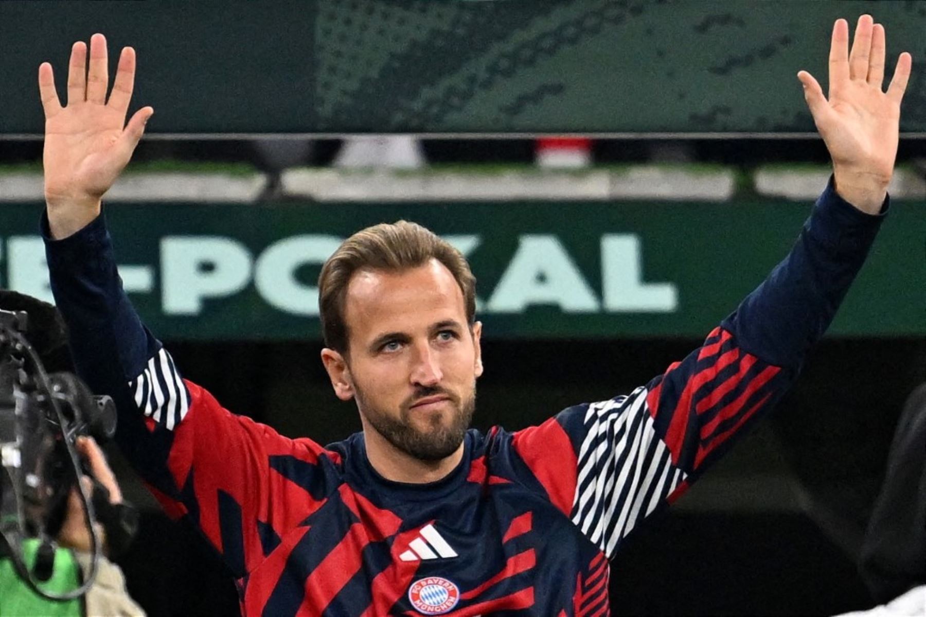 Bayern golea al Magdeburgo, pero Kane se roba el show al ser ovacionado pese a no jugar