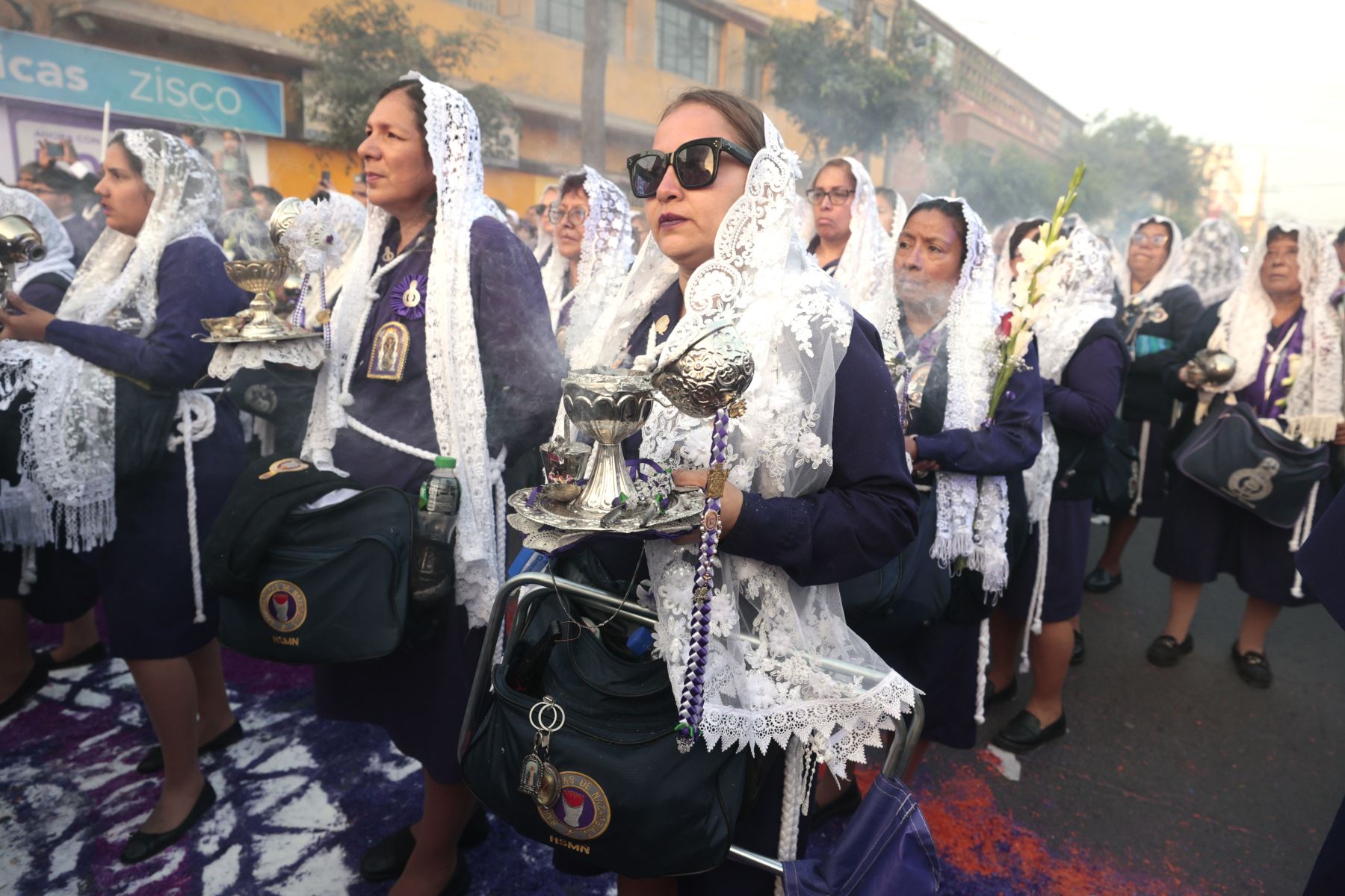 La imagen del Señor de los Milagros continúa su recorrido por la avenida Venezuela, en dirección al distrito de Breña. La procesión seguirá por el jirón Varela, la avenida Bolivia y la avenida Garcilaso de la Vega. Posteriormente, la imagen retornará por la avenida Tacna hasta la iglesia de Las Nazarenas.
Foto: ANDINA/Vidal Tarqui