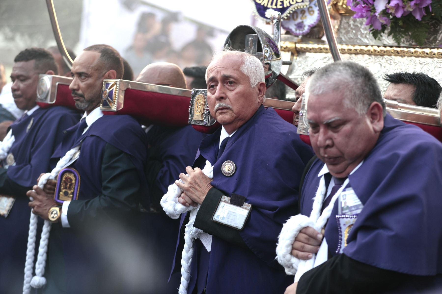 La imagen del Señor de los Milagros continúa su recorrido por la avenida Venezuela, en dirección al distrito de Breña. La procesión seguirá por el jirón Varela, la avenida Bolivia y la avenida Garcilaso de la Vega. Posteriormente, la imagen retornará por la avenida Tacna hasta la iglesia de Las Nazarenas.
Foto: ANDINA/Vidal Tarqui