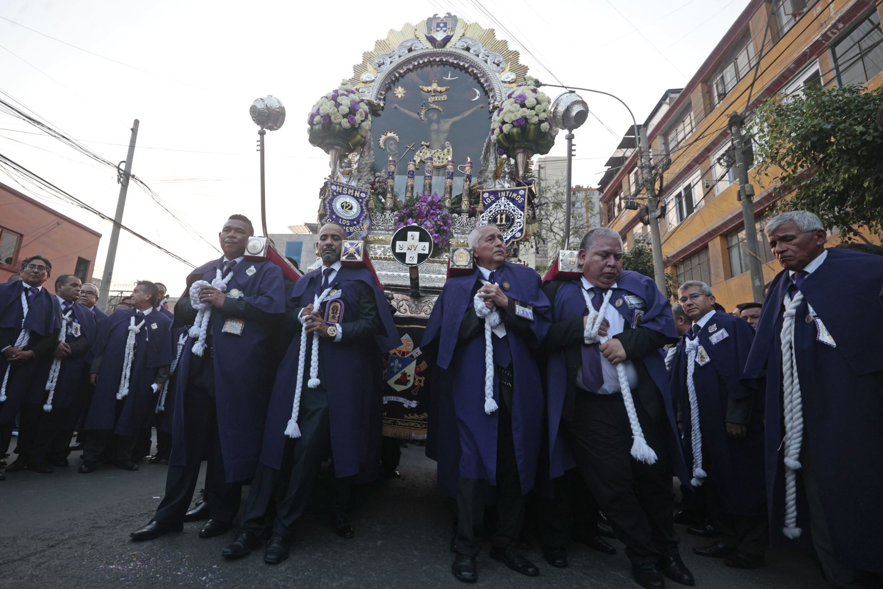 La imagen del Señor de los Milagros continúa su recorrido por la avenida Venezuela, en dirección al distrito de Breña. La procesión seguirá por el jirón Varela, la avenida Bolivia y la avenida Garcilaso de la Vega. Posteriormente, la imagen retornará por la avenida Tacna hasta la iglesia de Las Nazarenas.
Foto: ANDINA/Vidal Tarqui