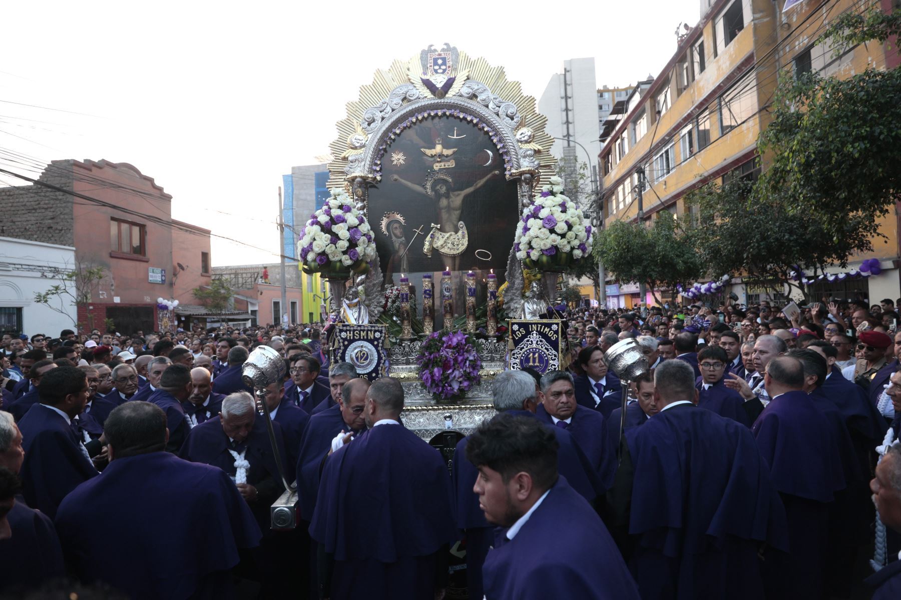 La imagen del Señor de los Milagros continúa su recorrido por la avenida Venezuela, en dirección al distrito de Breña. La procesión seguirá por el jirón Varela, la avenida Bolivia y la avenida Garcilaso de la Vega. Posteriormente, la imagen retornará por la avenida Tacna hasta la iglesia de Las Nazarenas.
Foto: ANDINA/Vidal Tarqui