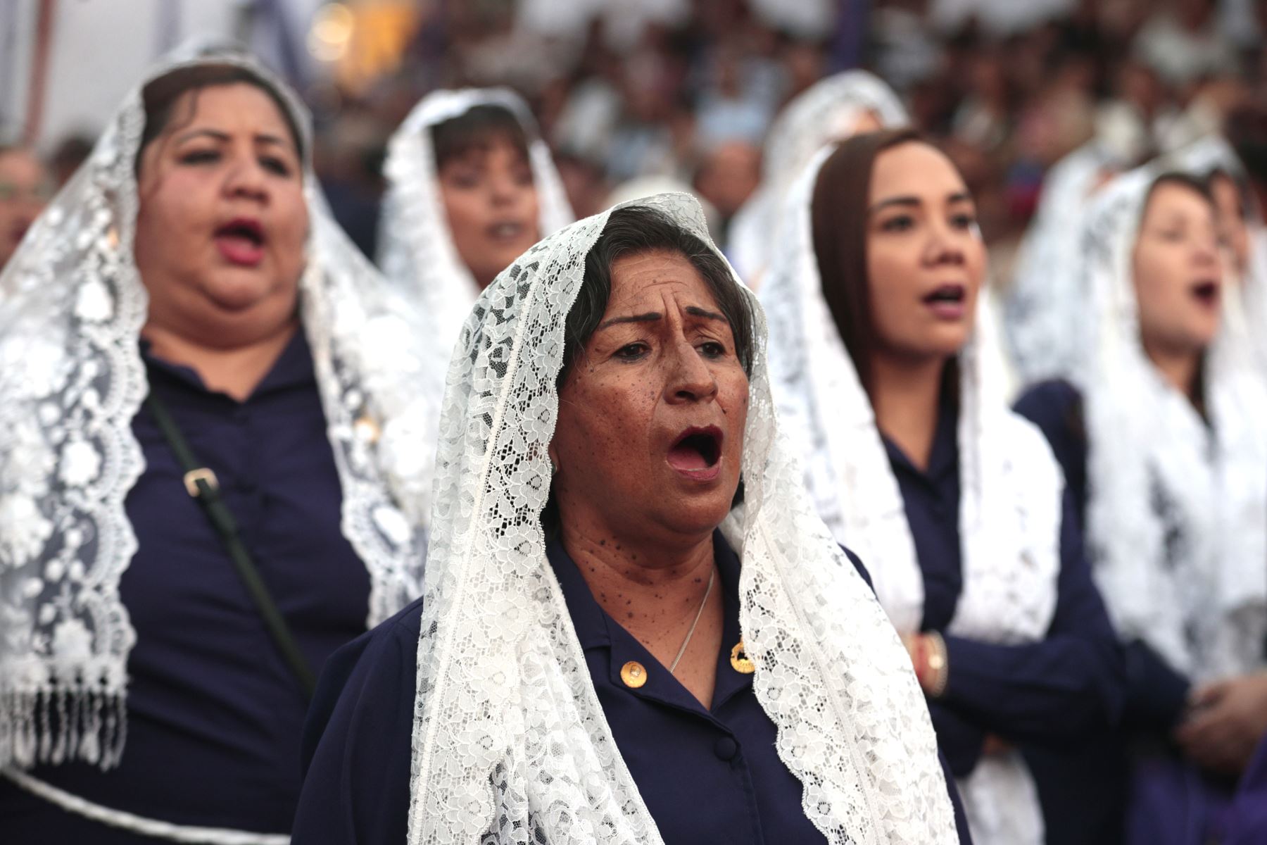 La imagen del Señor de los Milagros continúa su recorrido por la avenida Venezuela, en dirección al distrito de Breña. La procesión seguirá por el jirón Varela, la avenida Bolivia y la avenida Garcilaso de la Vega. Posteriormente, la imagen retornará por la avenida Tacna hasta la iglesia de Las Nazarenas.
Foto: ANDINA/Vidal Tarqui
