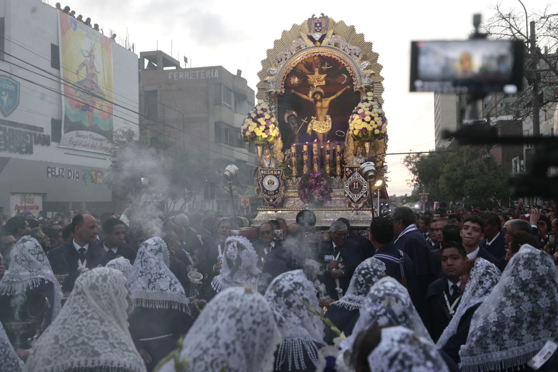 La imagen del Señor de los Milagros continúa su recorrido por la avenida Venezuela, en dirección al distrito de Breña. La procesión seguirá por el jirón Varela, la avenida Bolivia y la avenida Garcilaso de la Vega. Posteriormente, la imagen retornará por la avenida Tacna hasta la iglesia de Las Nazarenas.
Foto: ANDINA/Vidal Tarqui