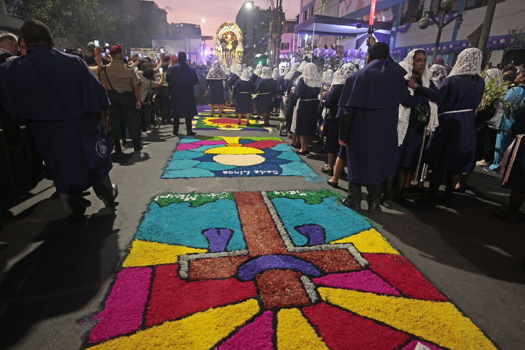 La imagen del Señor de los Milagros continúa su recorrido por la avenida Venezuela, en dirección al distrito de Breña. La procesión seguirá por el jirón Varela, la avenida Bolivia y la avenida Garcilaso de la Vega. Posteriormente, la imagen retornará por la avenida Tacna hasta la iglesia de Las Nazarenas.
Foto: ANDINA/Vidal Tarqui