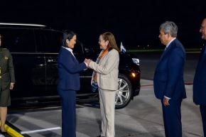 Keiko Fujimori was welcomed by El Salvador’s Minister of Foreign Affairs, Alexandra Hill, upon her arrival in the Central American nation, where she is set to meet with President Nayib Bukele. ANDINA / Presidency Press Office.