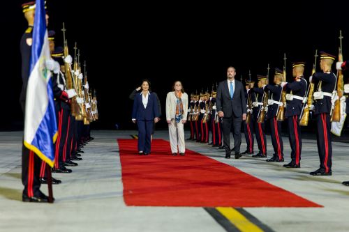 Presidenta Keiko Fujimori viajó hoy a El Salvador en visita oficial