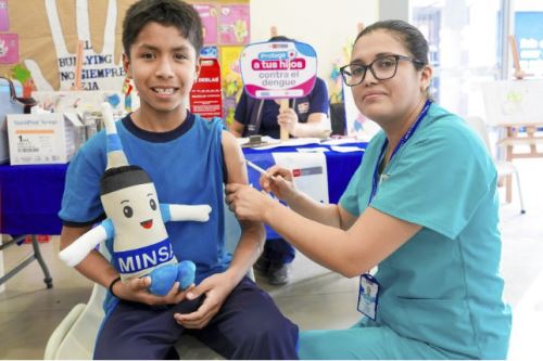 En Carabayllo, la Dirección de Redes Integradas de Salud Lima Norte inició las jornadas en la Institución Educativa N.° 3058 Virgen de Fátima. La meta en esta primera etapa es vacunar a 1000 escolares de los dos locales homónimos del plantel, ambos ubicados dentro de la jurisdicción del Centro de Salud Raúl Porras Barrenechea.ANDINA/Difusión