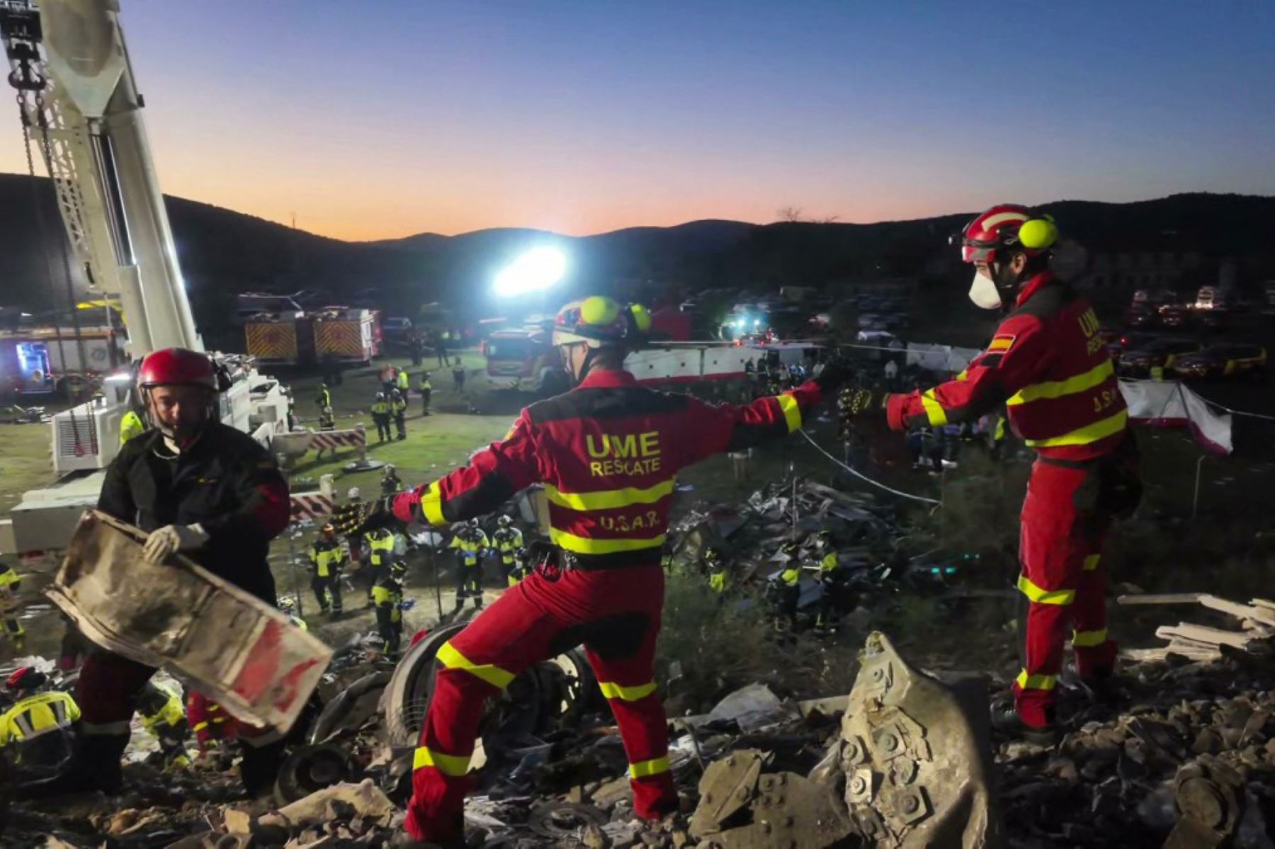 Miembros de la Unidad Militar de Emergencias (UME) retiran escombros para utilizar grúas pesadas y extraer los vagones dañados de un accidente ferroviario entre dos trenes de alta velocidad, un Renfe AVE y un Iryo, ocurrido el 28 de octubre de 2026 a unos 150 km al sur de Madrid, entre Urda y Los Yebenes, en la provincia de Toledo. Foto: AFP
