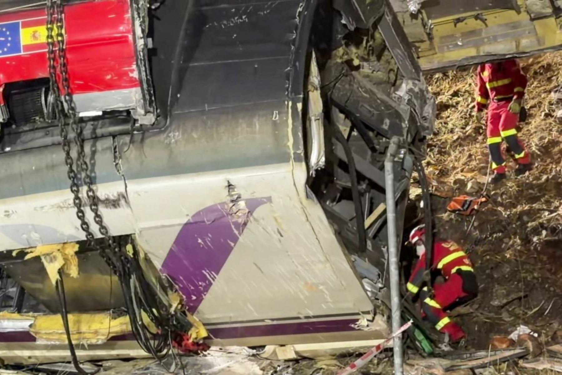 Equipos de emergencia realizan labores de rescate entre los restos de los trenes accidentados en España. Foto: AFP