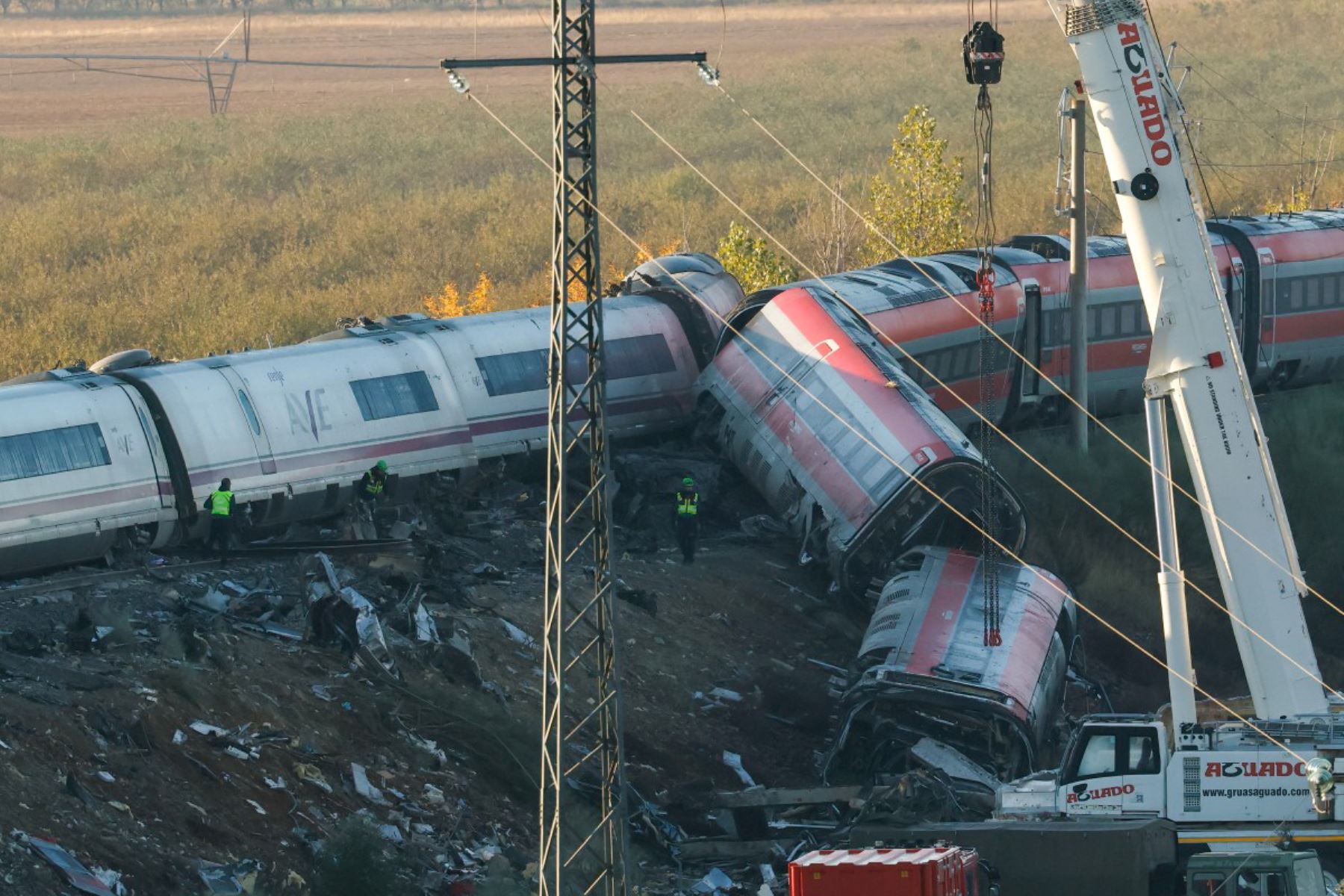 Los servicios de emergencia continúan las labores de búsqueda de víctimas entre los vagones siniestrados en el accidente ferroviario. Foto: AFP