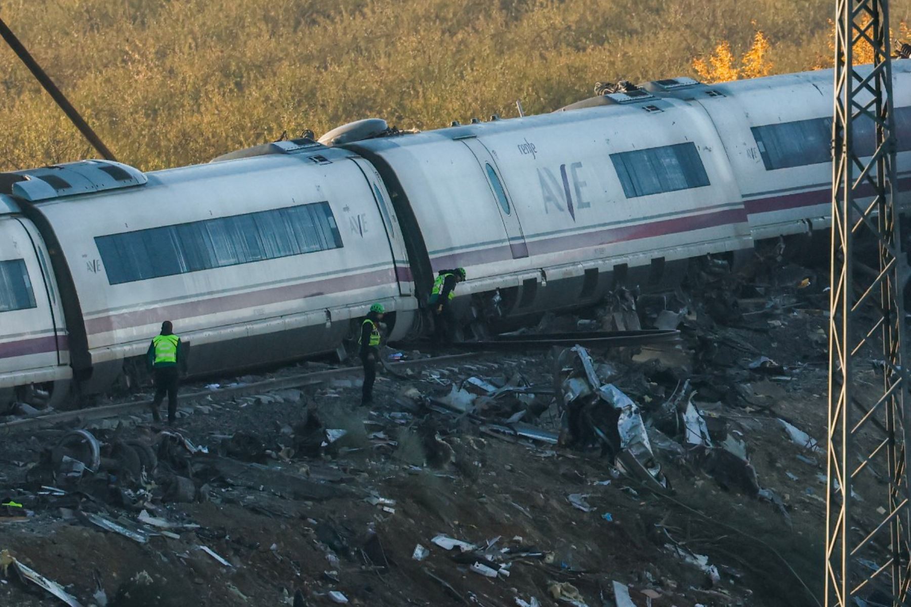 Los servicios de emergencia continúan las labores de búsqueda de víctimas entre los vagones siniestrados en el accidente ferroviario. Foto: AFP
