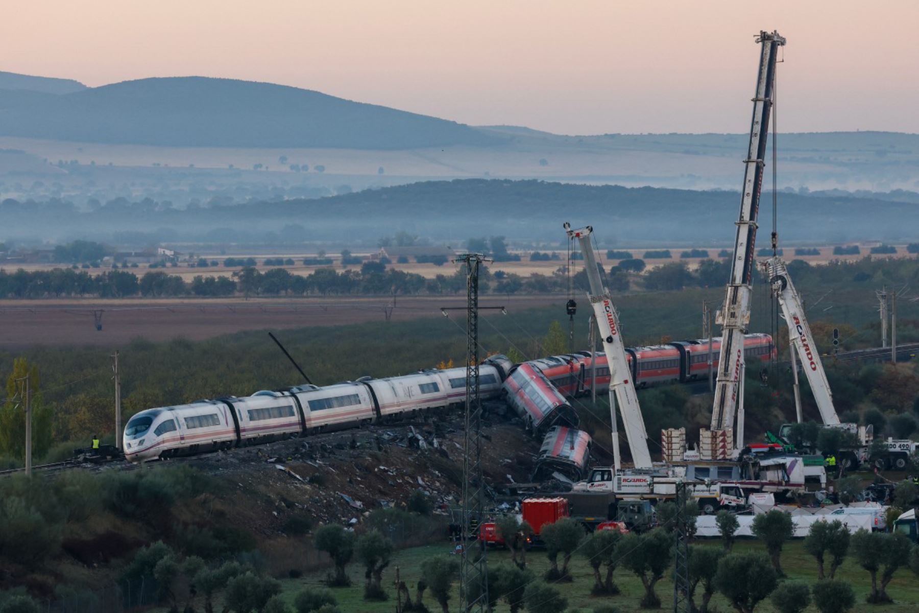 El accidente ferroviario ocurrido al sur de Madrid conmociona a España y moviliza a los equipos de rescate. Foto: AFP