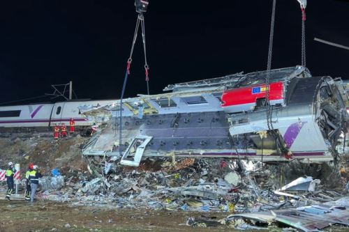España, de luto tras la colisión de dos trenes que dejó al menos 68 muertos