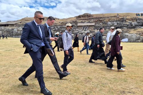 Comitiva del Vaticano inspecciona Sacsayhuamán y la Plaza Mayor del Cusco ante visita del papa León XIV